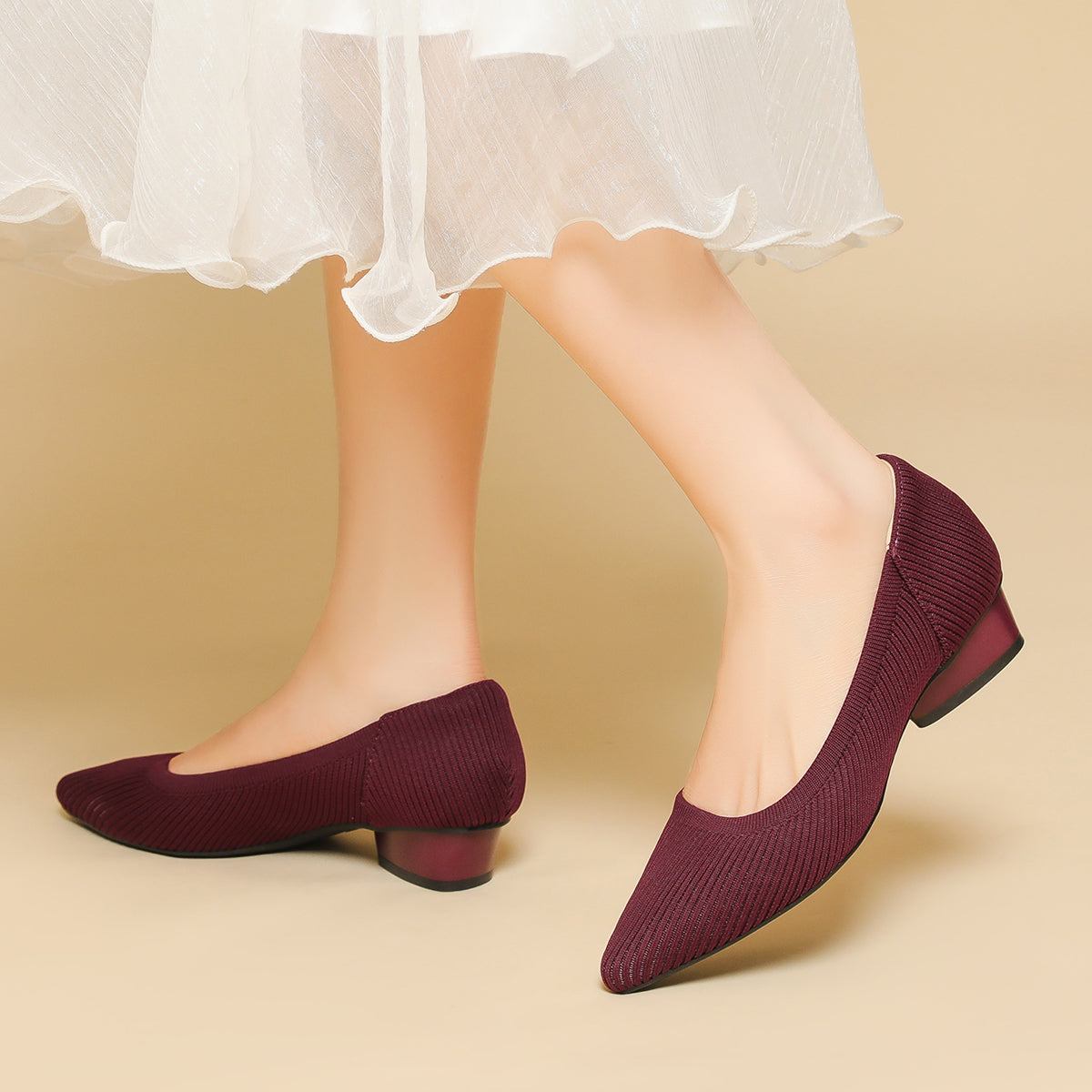 尖ったトゥの浅口ローヒールパンプス(中ヒール3cm)