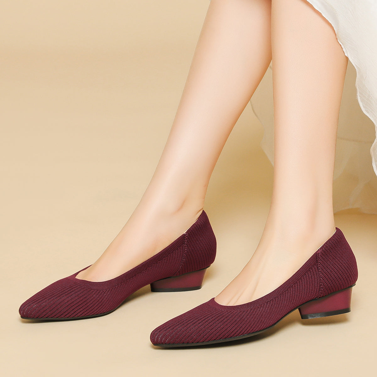 尖ったトゥの浅口ローヒールパンプス(中ヒール3cm)