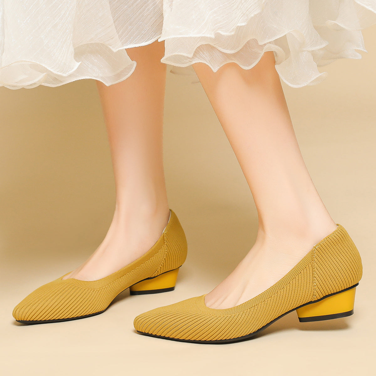 尖ったトゥの浅口ローヒールパンプス(中ヒール3cm)