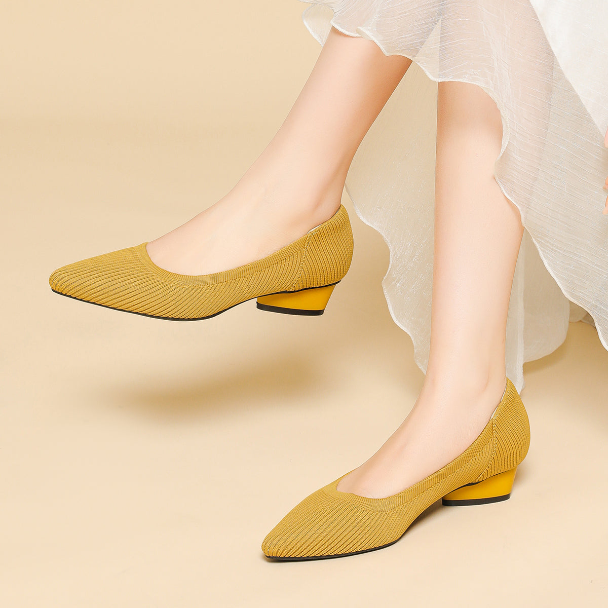 尖ったトゥの浅口ローヒールパンプス(中ヒール3cm)
