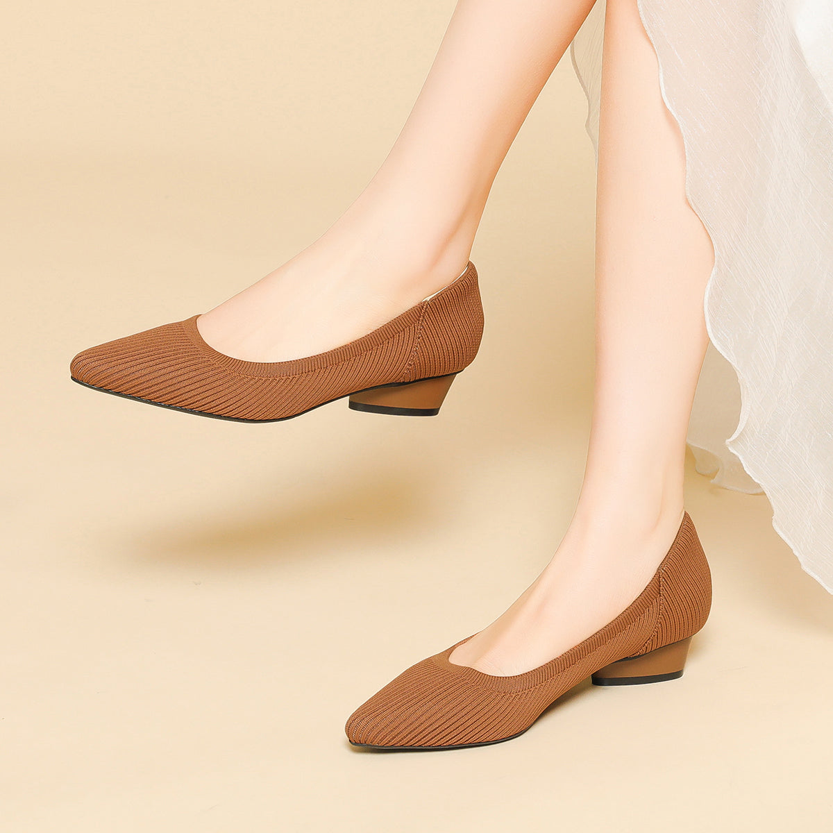 尖ったトゥの浅口ローヒールパンプス(中ヒール3cm)