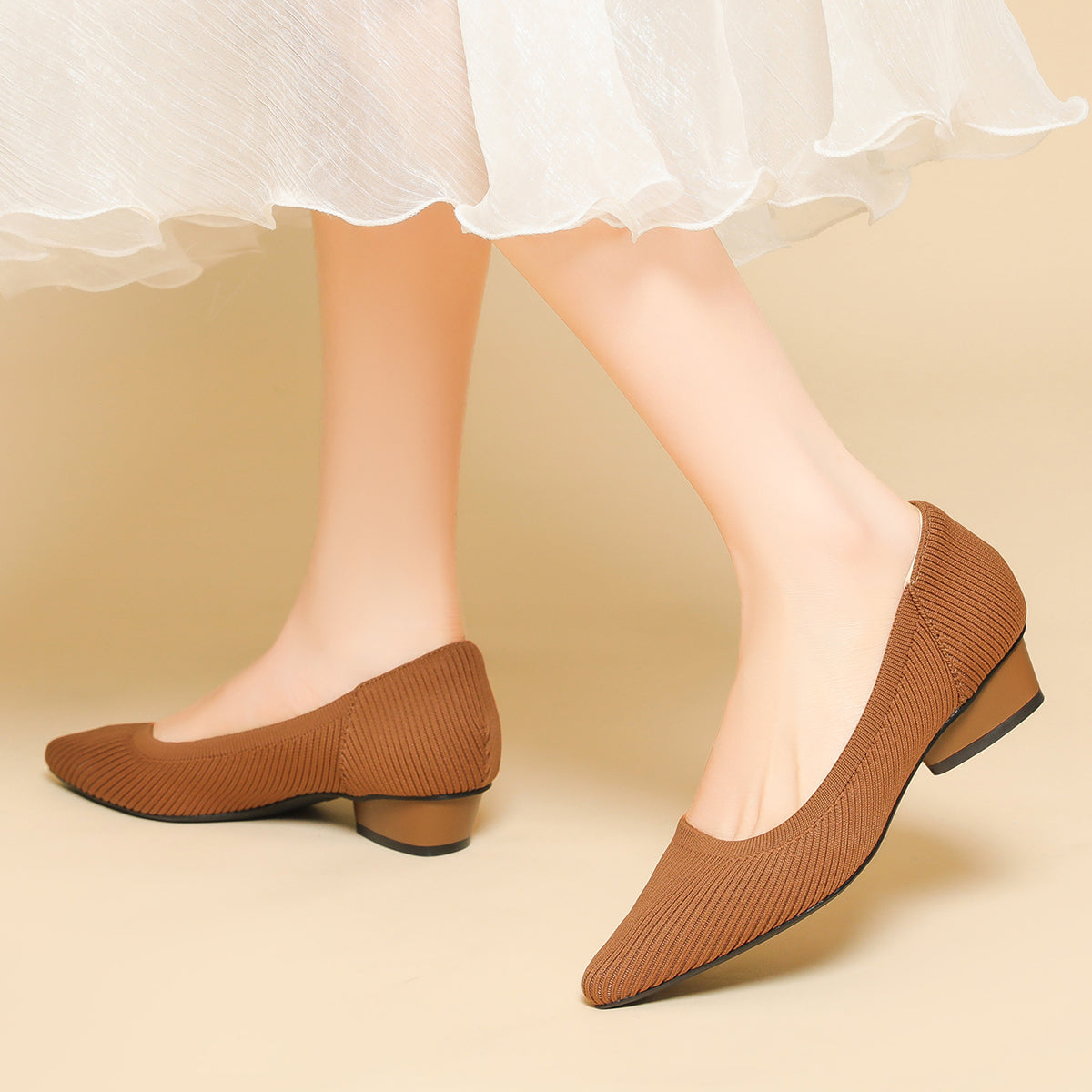 尖ったトゥの浅口ローヒールパンプス(中ヒール3cm)