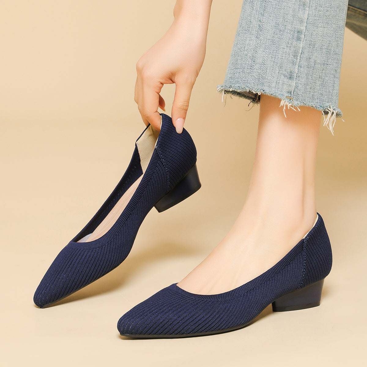 尖ったトゥの浅口ローヒールパンプス(中ヒール3cm)