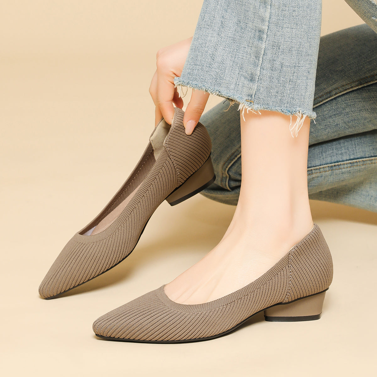 尖ったトゥの浅口ローヒールパンプス(中ヒール3cm)