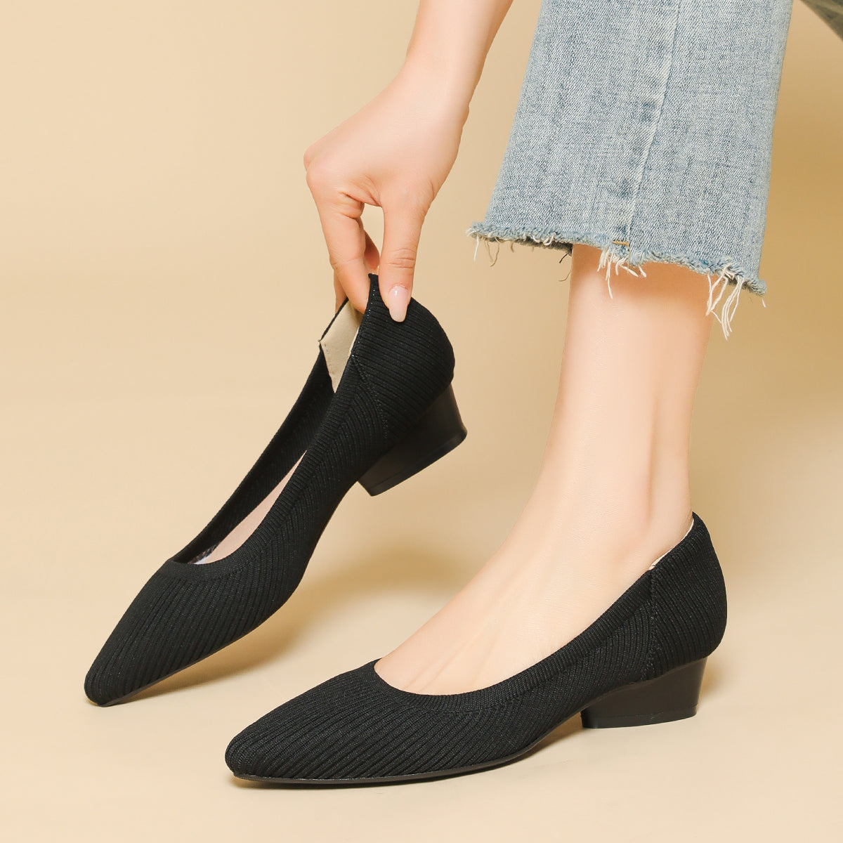 尖ったトゥの浅口ローヒールパンプス(中ヒール3cm)