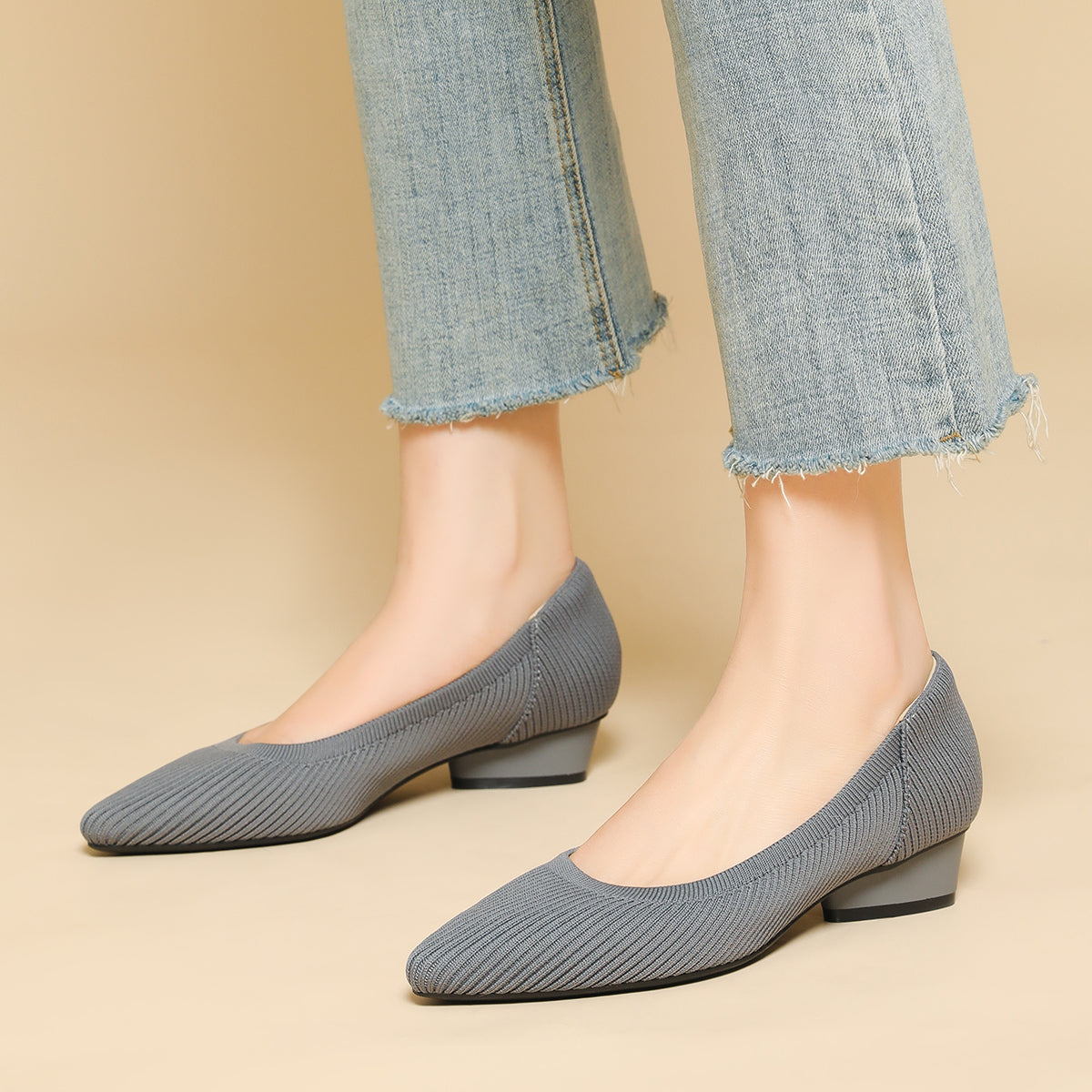 尖ったトゥの浅口ローヒールパンプス(中ヒール3cm)
