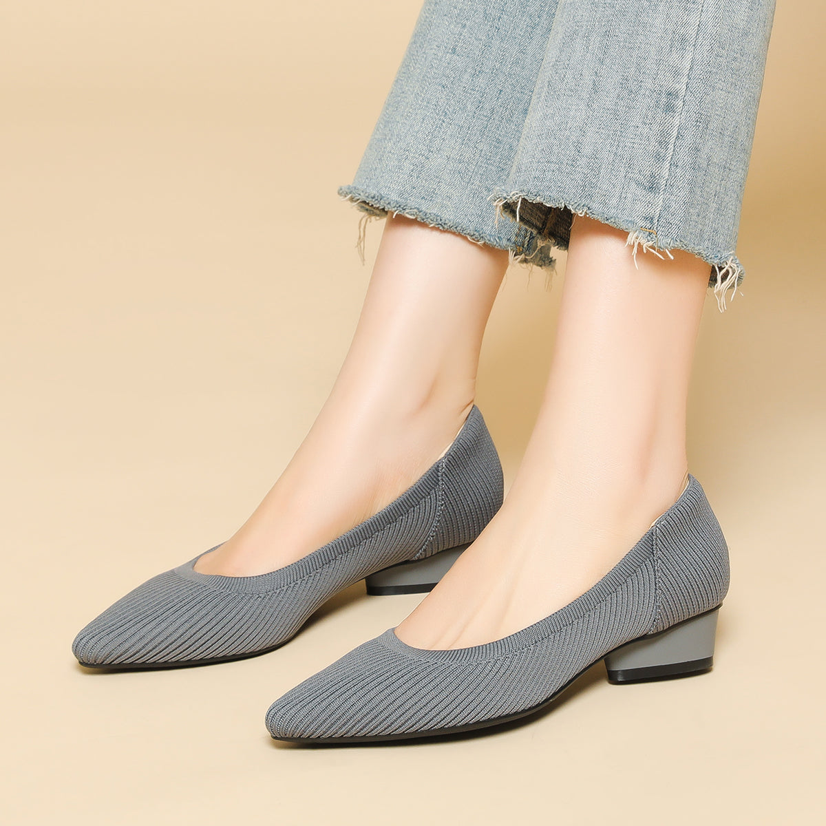 尖ったトゥの浅口ローヒールパンプス(中ヒール3cm)