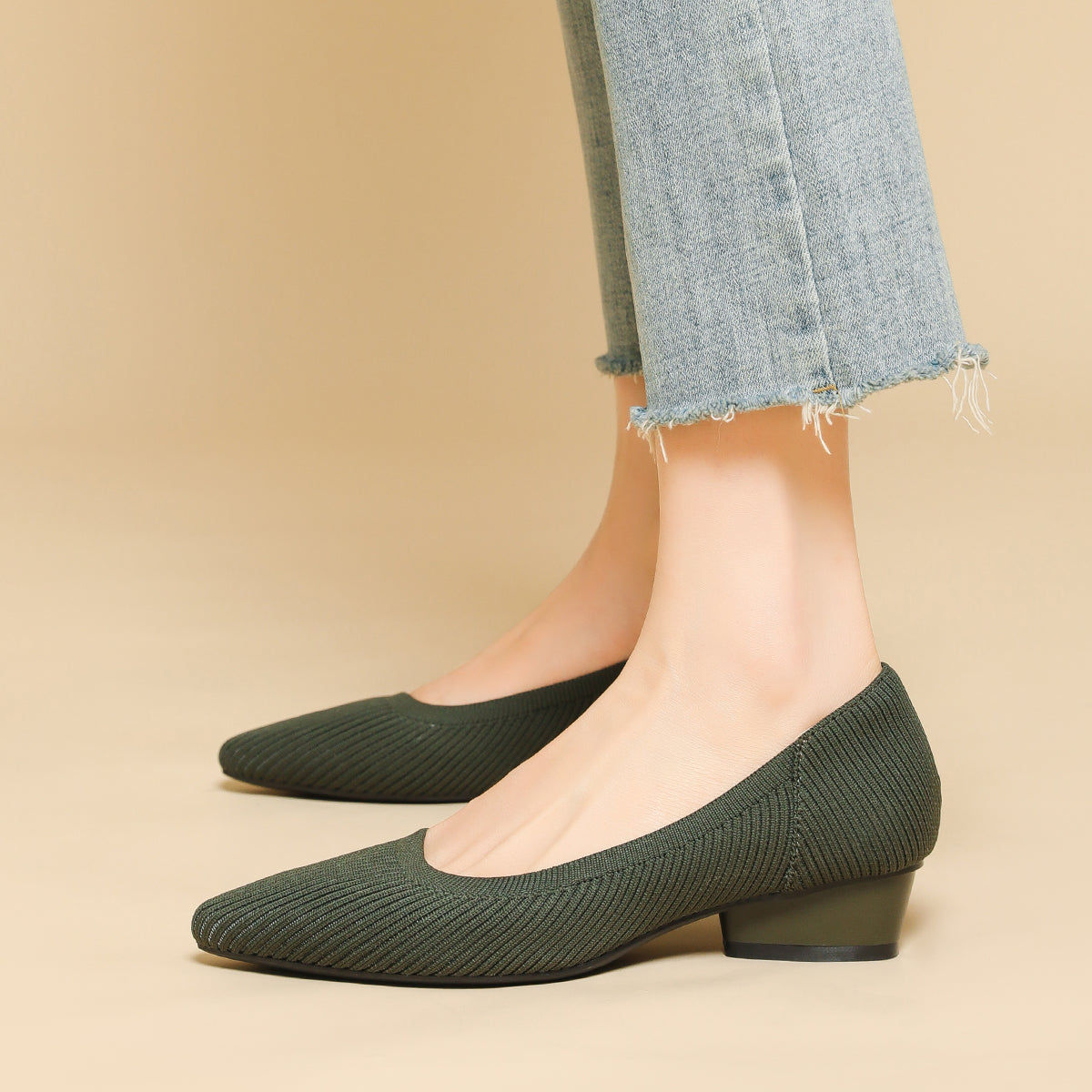 尖ったトゥの浅口ローヒールパンプス(中ヒール3cm)