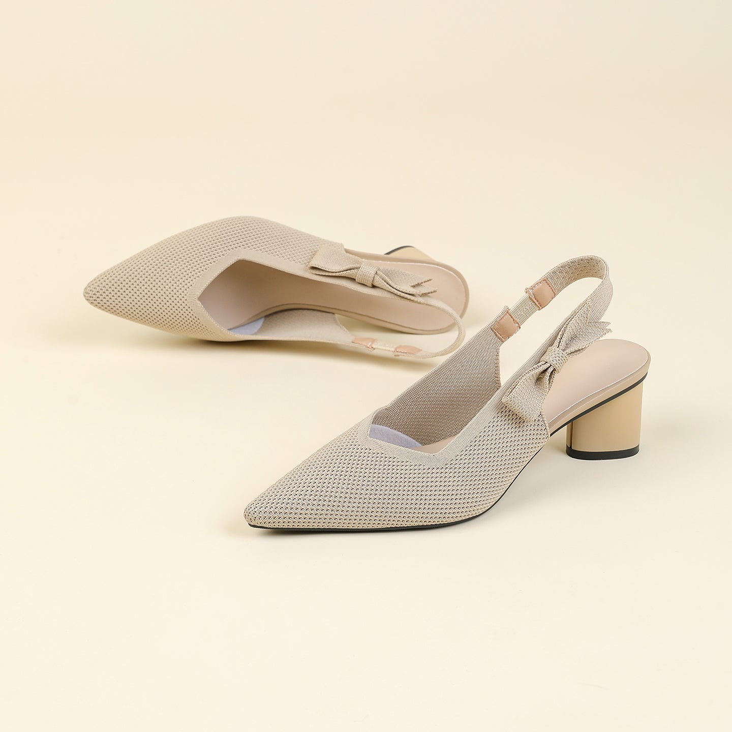 上品な尖頭デザインの後ろリボン付き太ヒールサンダル
