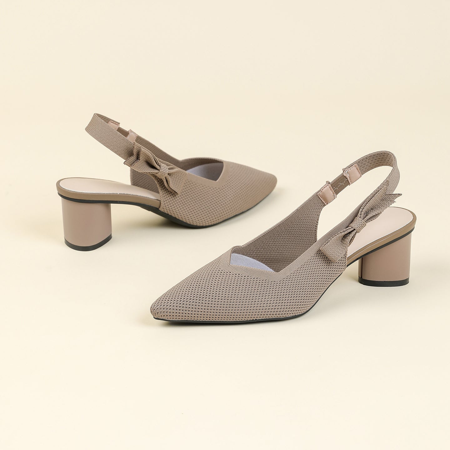 上品な尖頭デザインの後ろリボン付き太ヒールサンダル