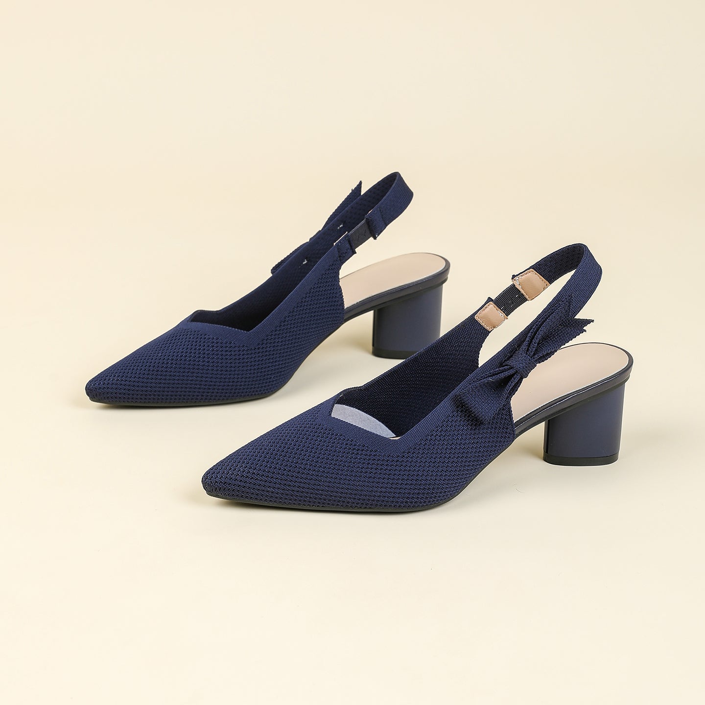 上品な尖頭デザインの後ろリボン付き太ヒールサンダル