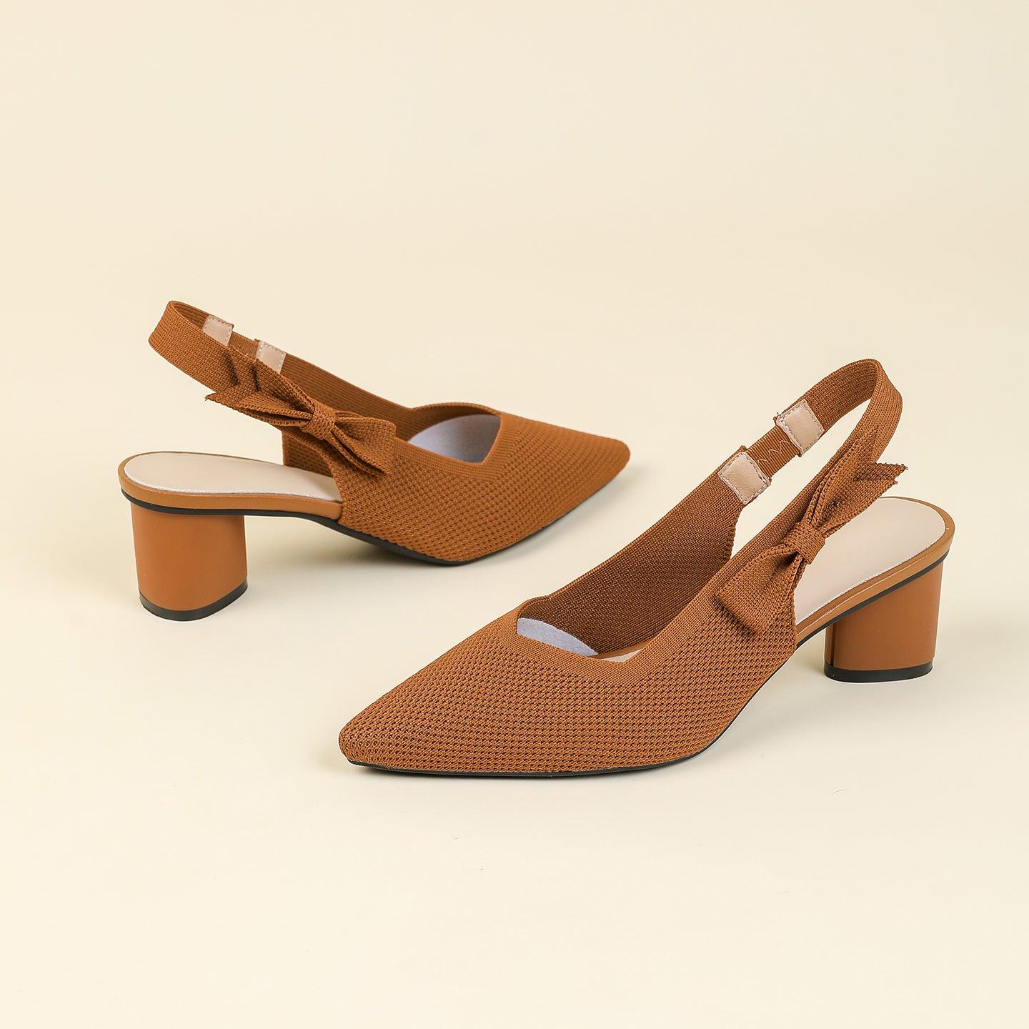 上品な尖頭デザインの後ろリボン付き太ヒールサンダル