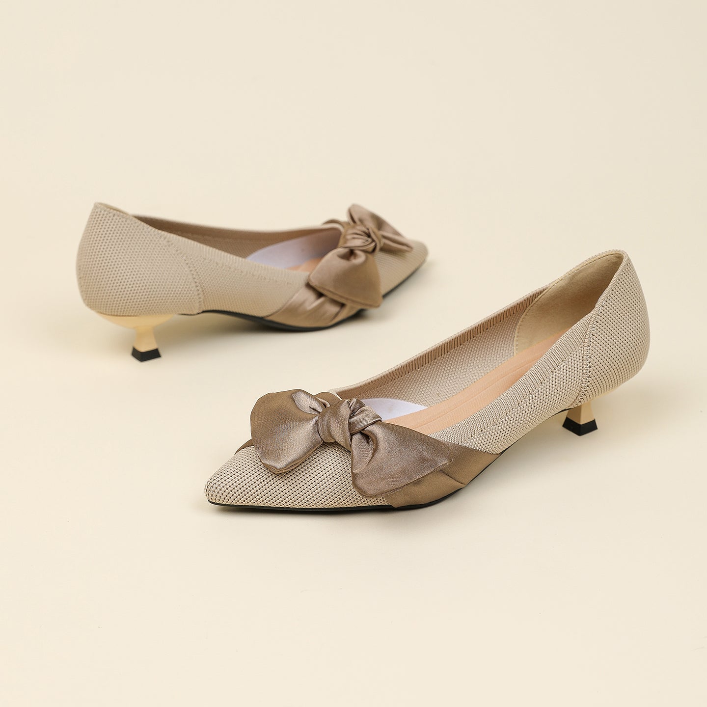 尖頭リボン付きキャットヒールシューズ