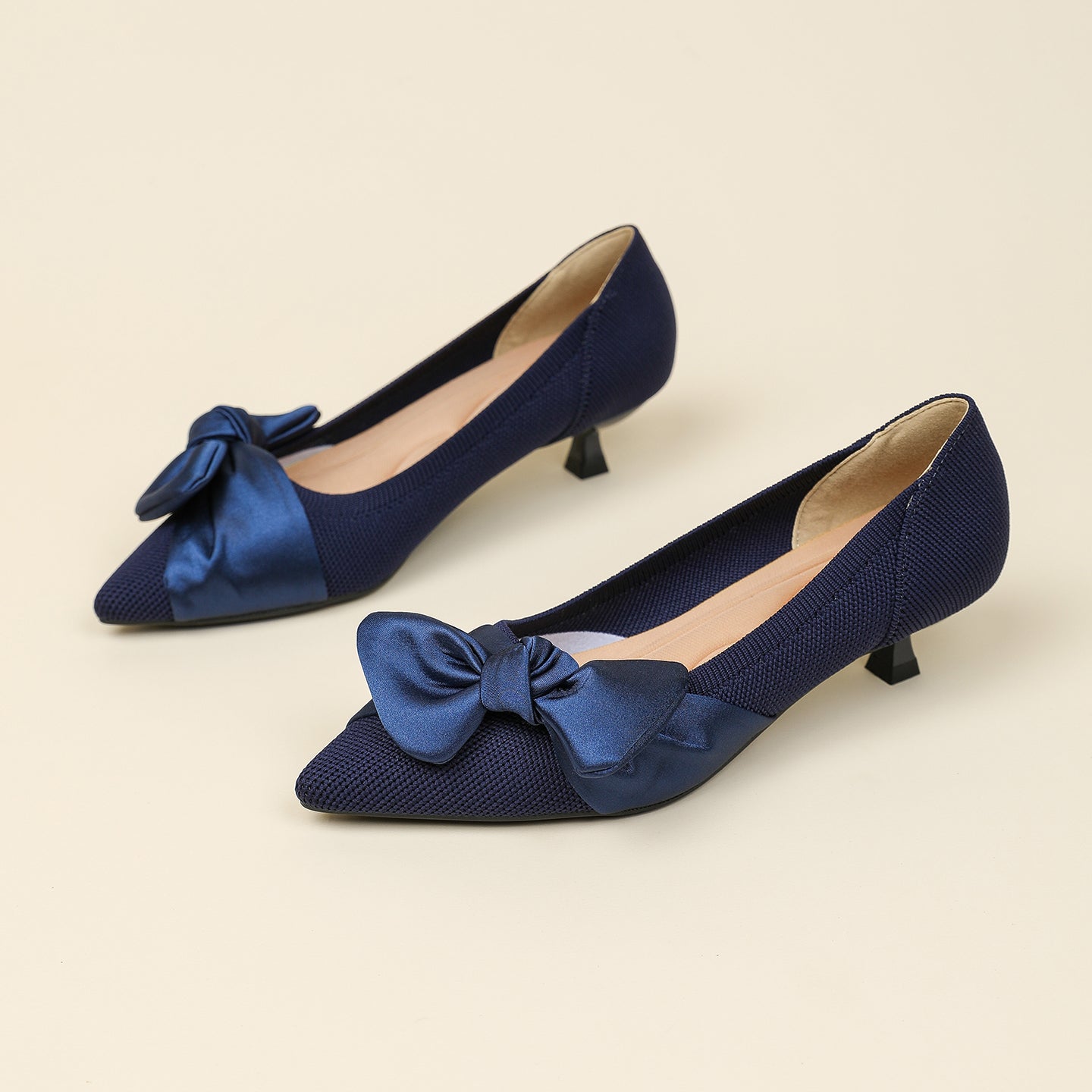 尖頭リボン付きキャットヒールシューズ