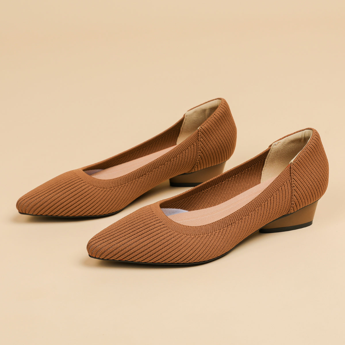 尖ったトゥの浅口ローヒールパンプス(中ヒール3cm)