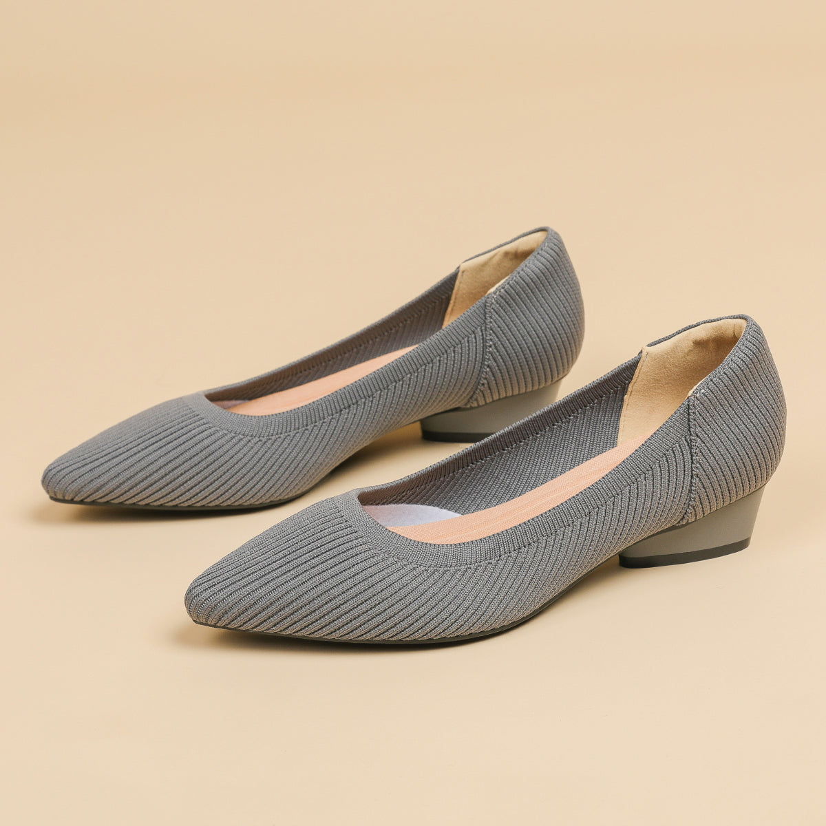 尖ったトゥの浅口ローヒールパンプス(中ヒール3cm)