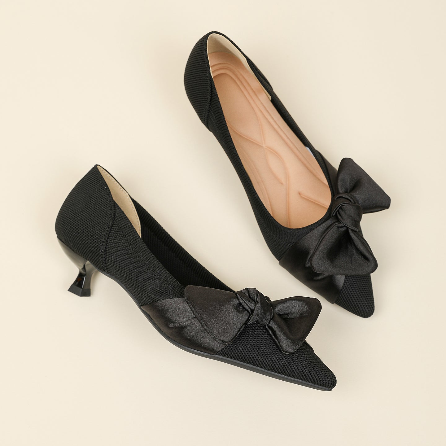 尖頭リボン付きキャットヒールシューズ