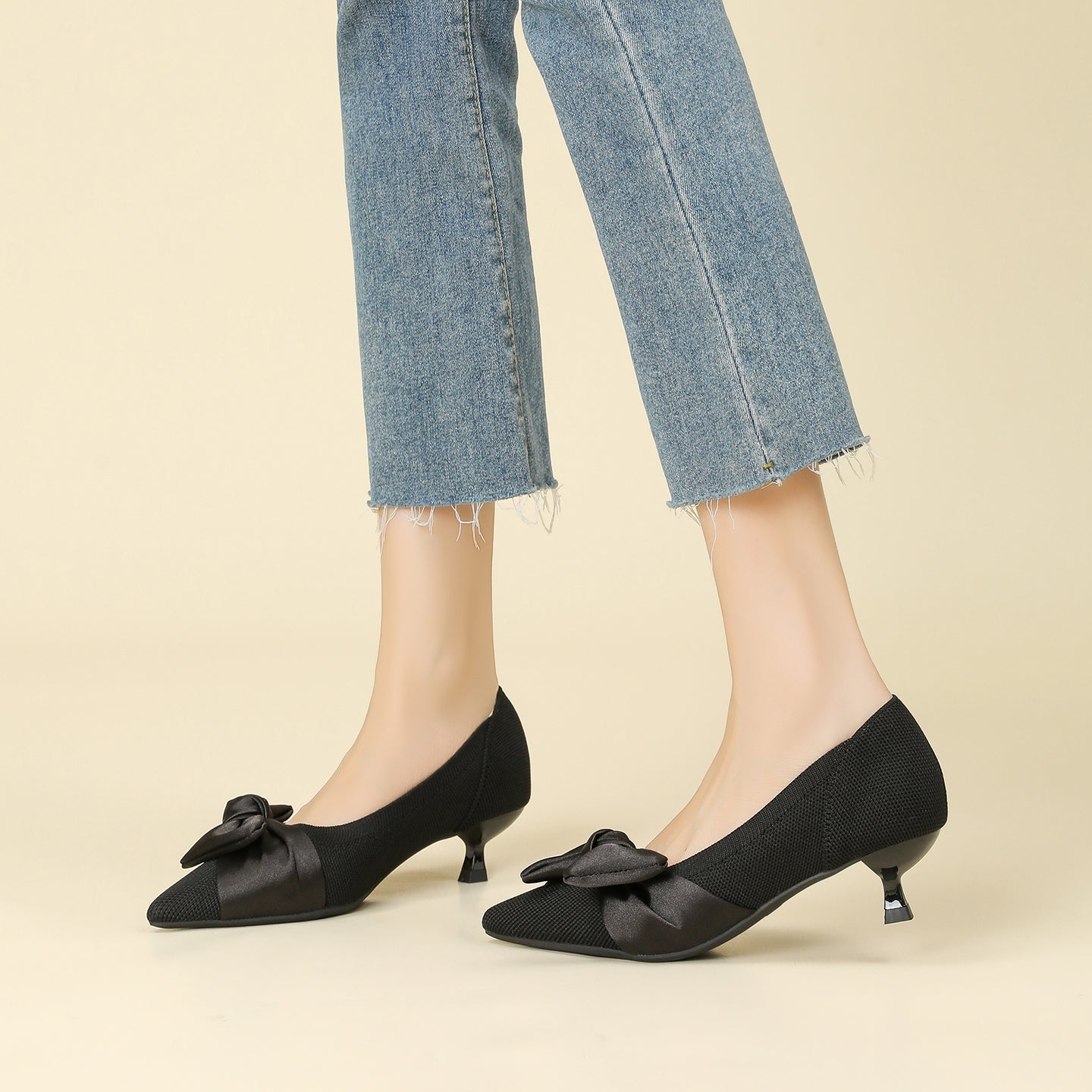 尖頭リボン付きキャットヒールシューズ