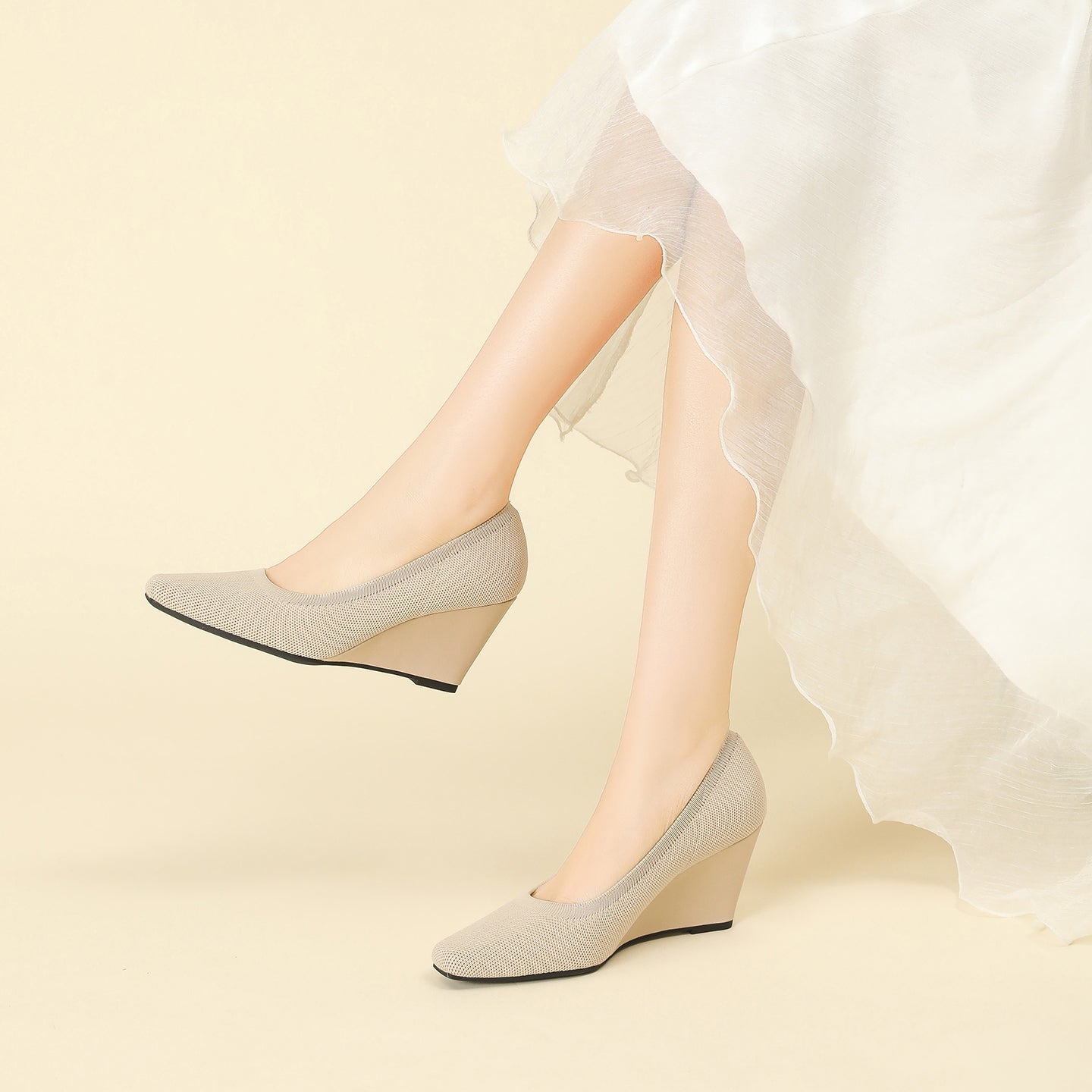 8cmウェッジヒールのストレッチニットパンプス