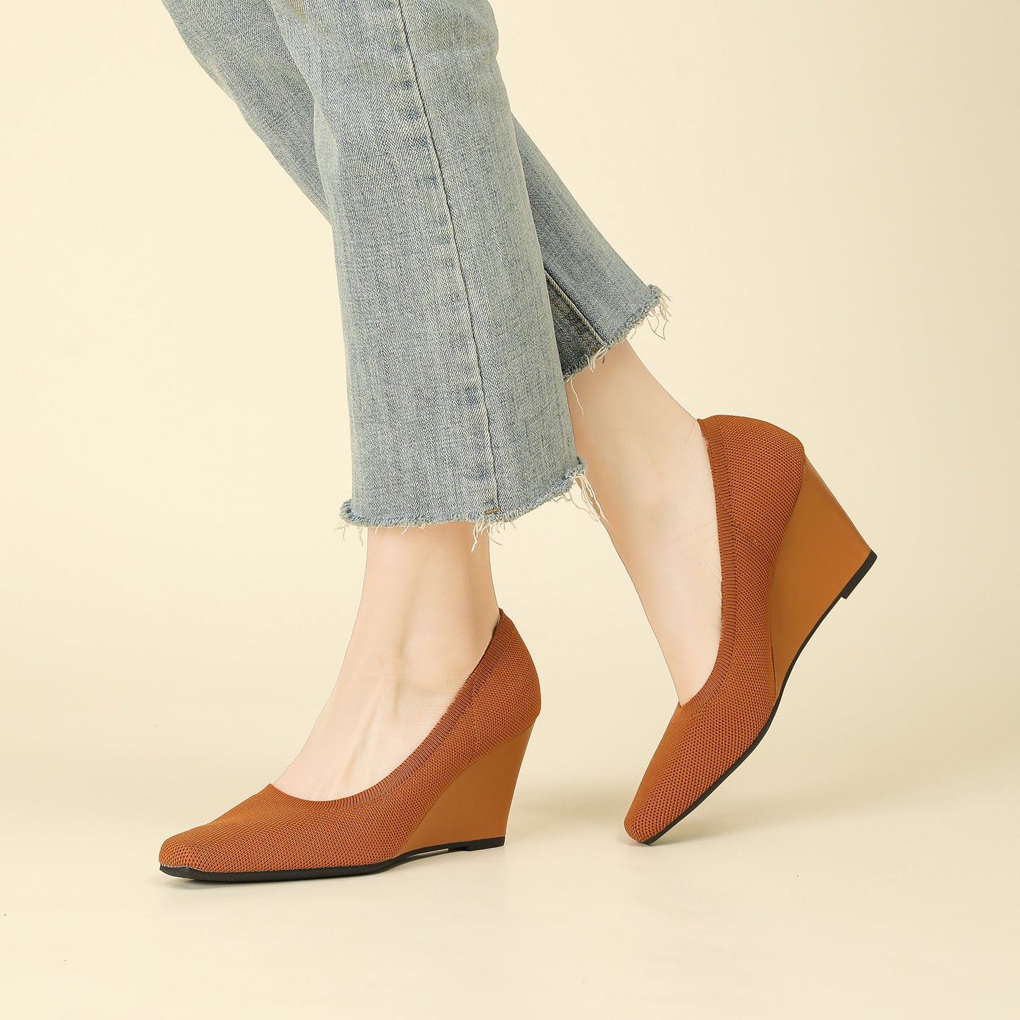 8cmウェッジヒールのストレッチニットパンプス