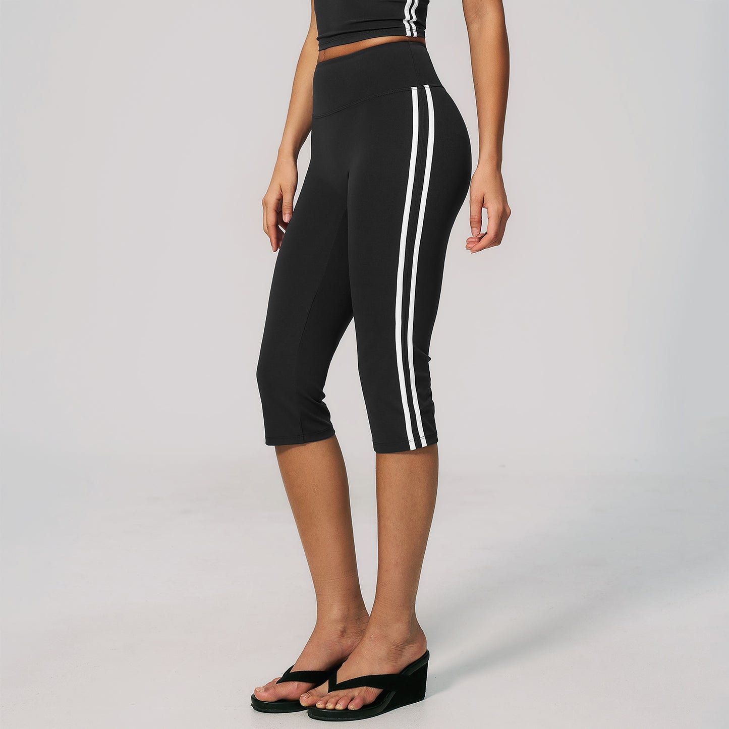 Side Stripe Sculpting Capri Leggings