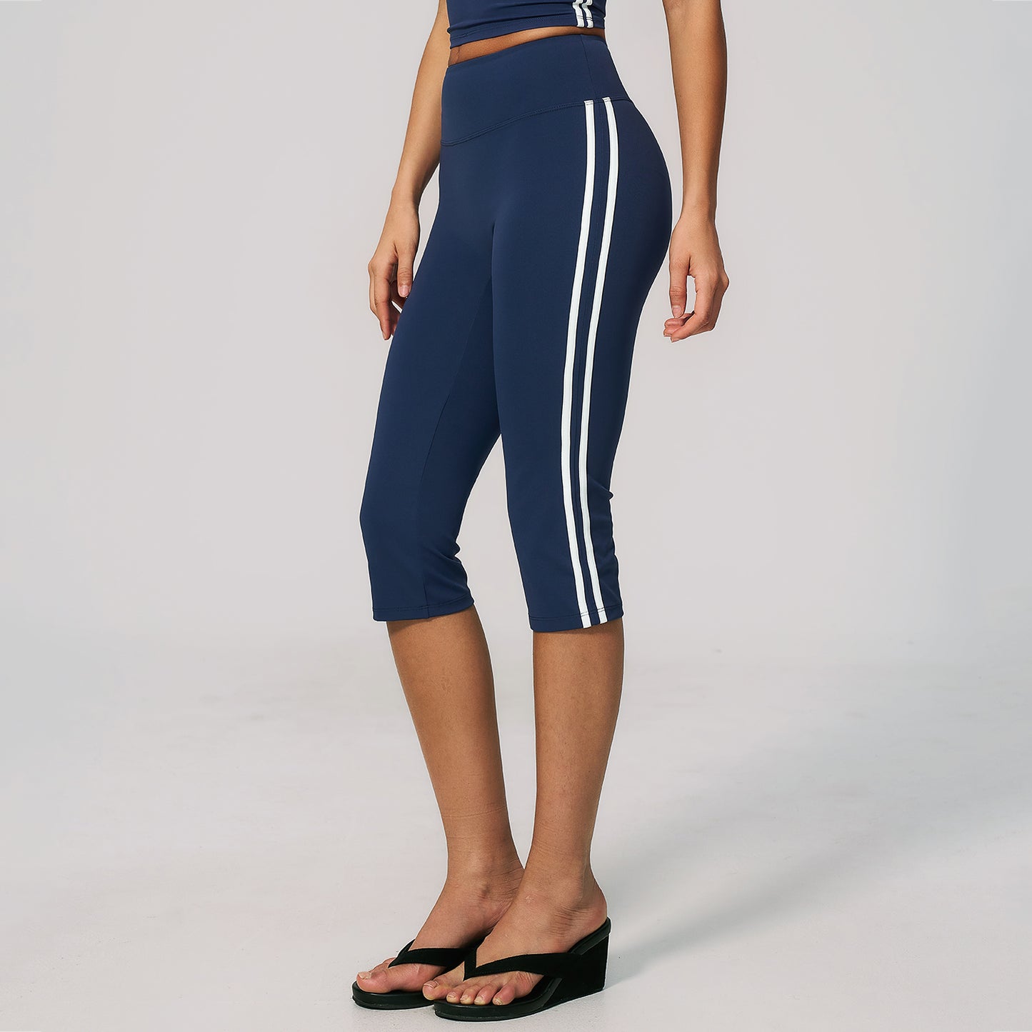 Side Stripe Sculpting Capri Leggings