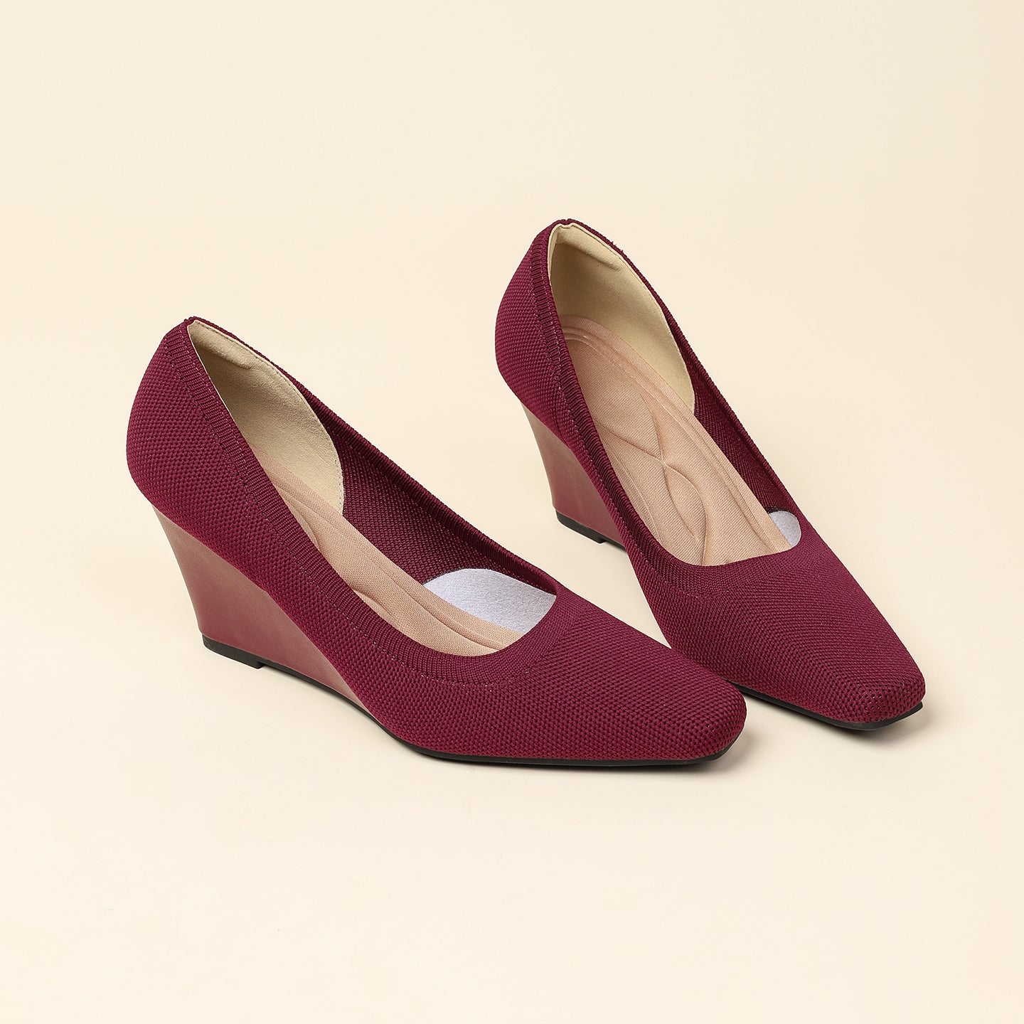 8cmウェッジヒールのストレッチニットパンプス