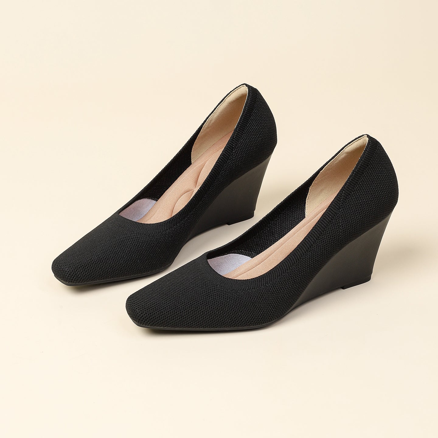 8cmウェッジヒールのストレッチニットパンプス