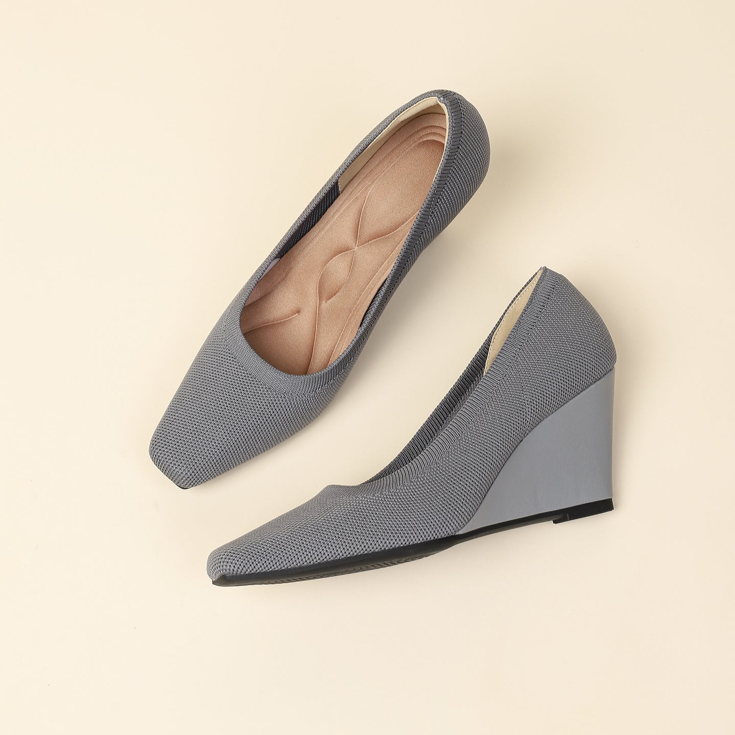 8cmウェッジヒールのストレッチニットパンプス