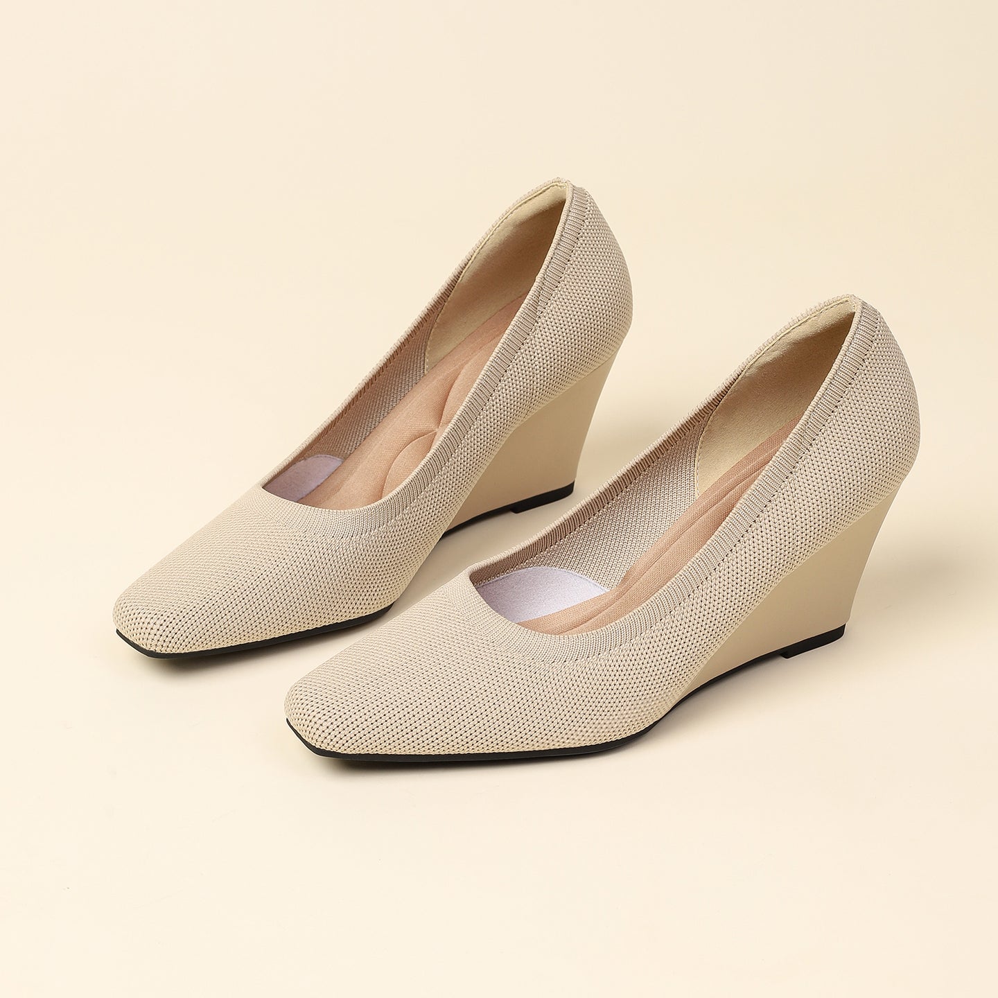 8cmウェッジヒールのストレッチニットパンプス