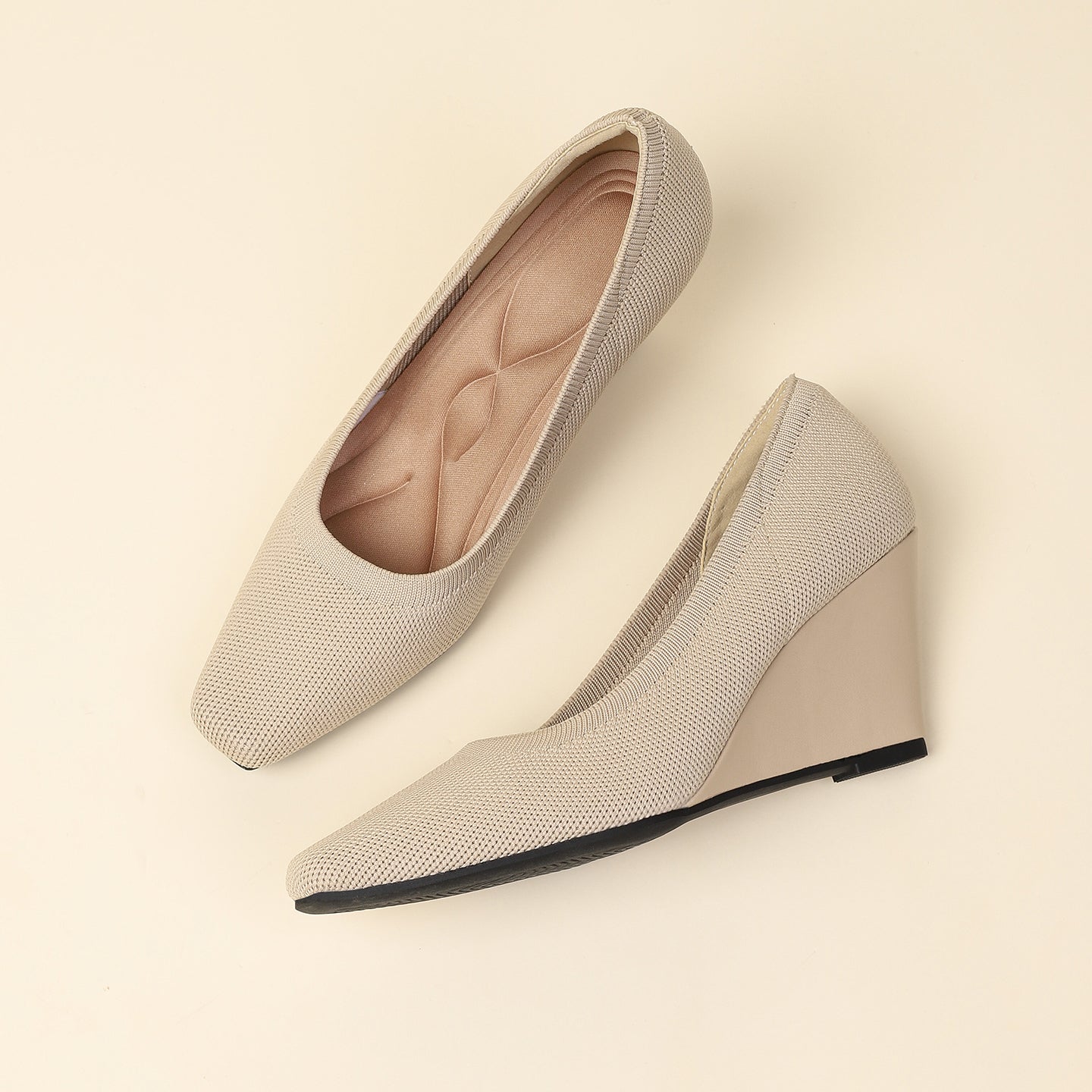 8cmウェッジヒールのストレッチニットパンプス