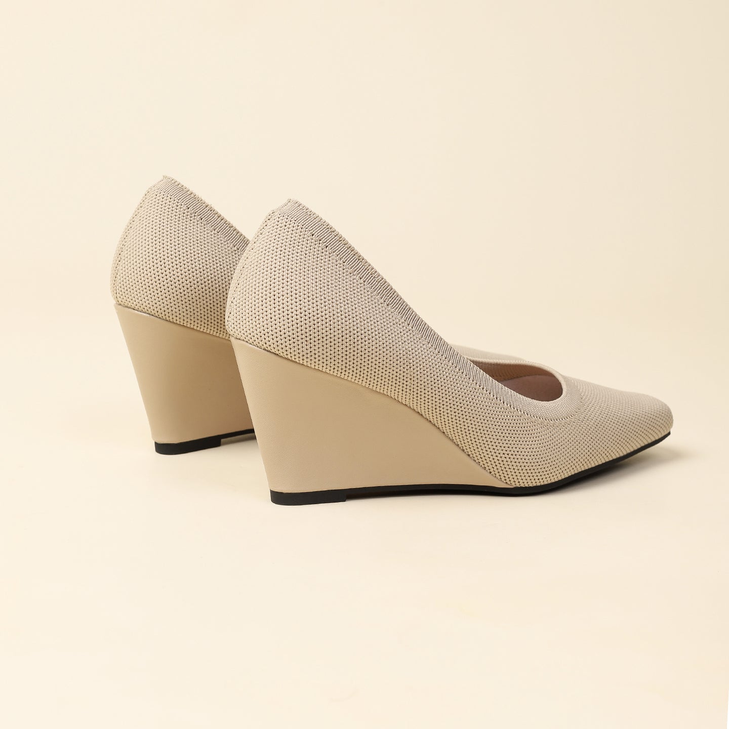 8cmウェッジヒールのストレッチニットパンプス