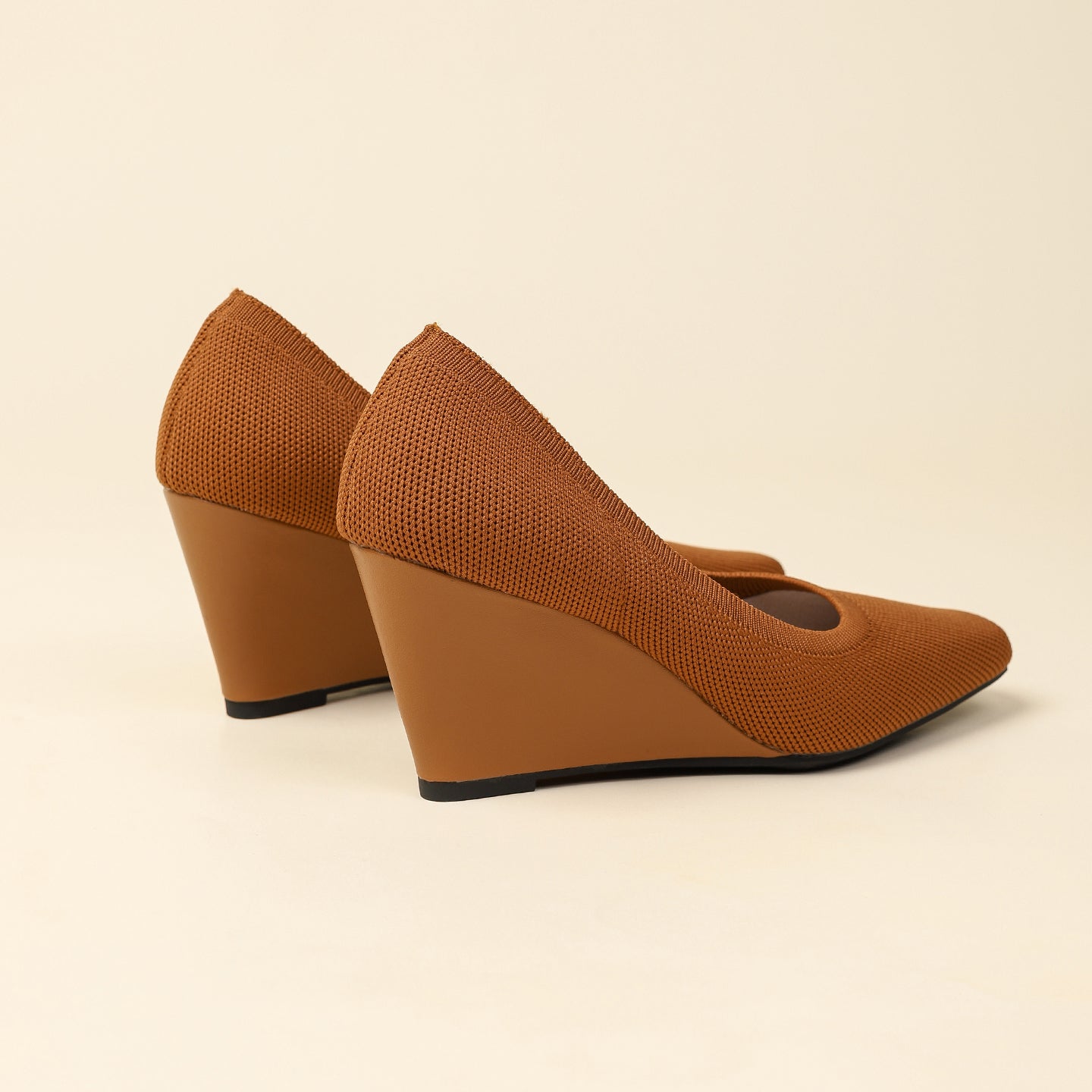 8cmウェッジヒールのストレッチニットパンプス