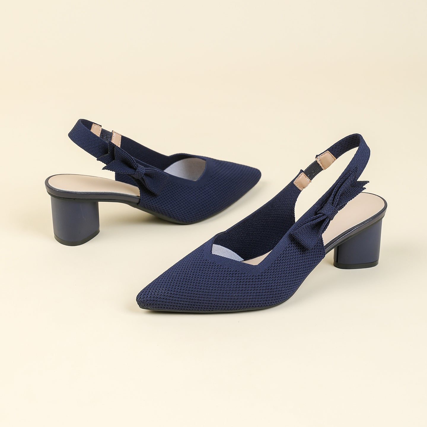 上品な尖頭デザインの後ろリボン付き太ヒールサンダル
