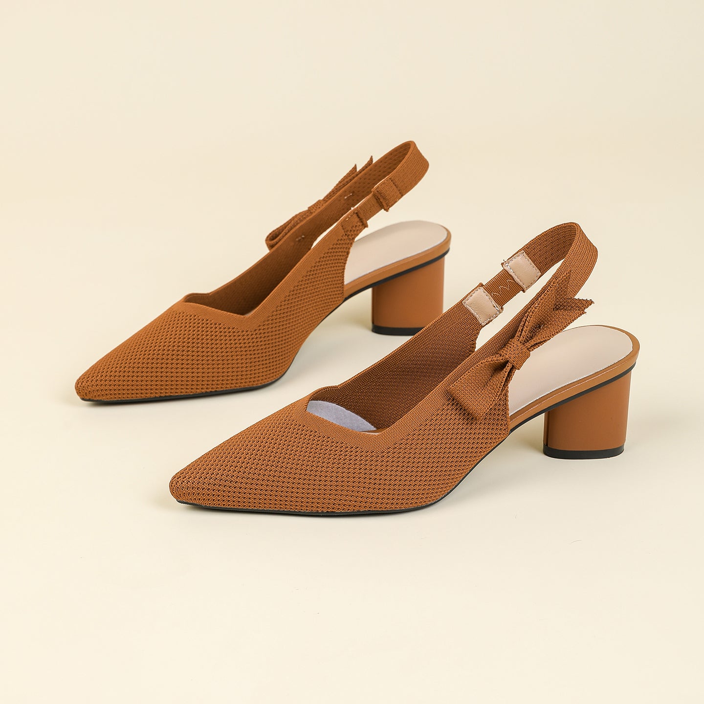上品な尖頭デザインの後ろリボン付き太ヒールサンダル