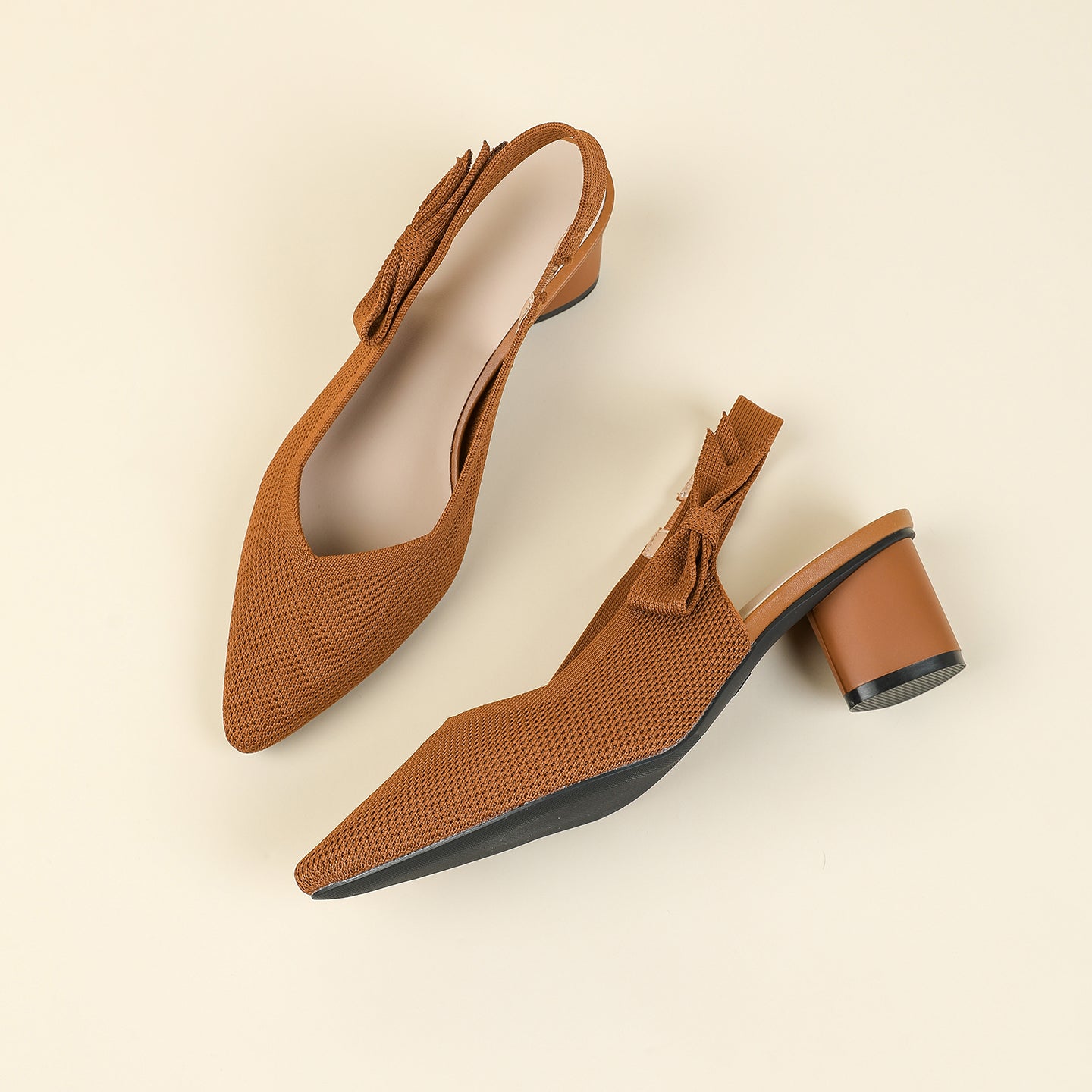 上品な尖頭デザインの後ろリボン付き太ヒールサンダル