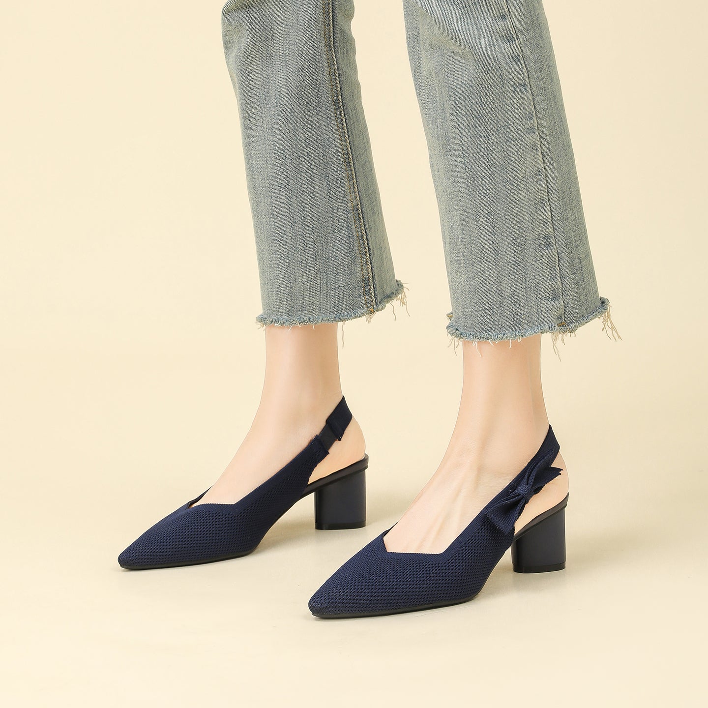 上品な尖頭デザインの後ろリボン付き太ヒールサンダル