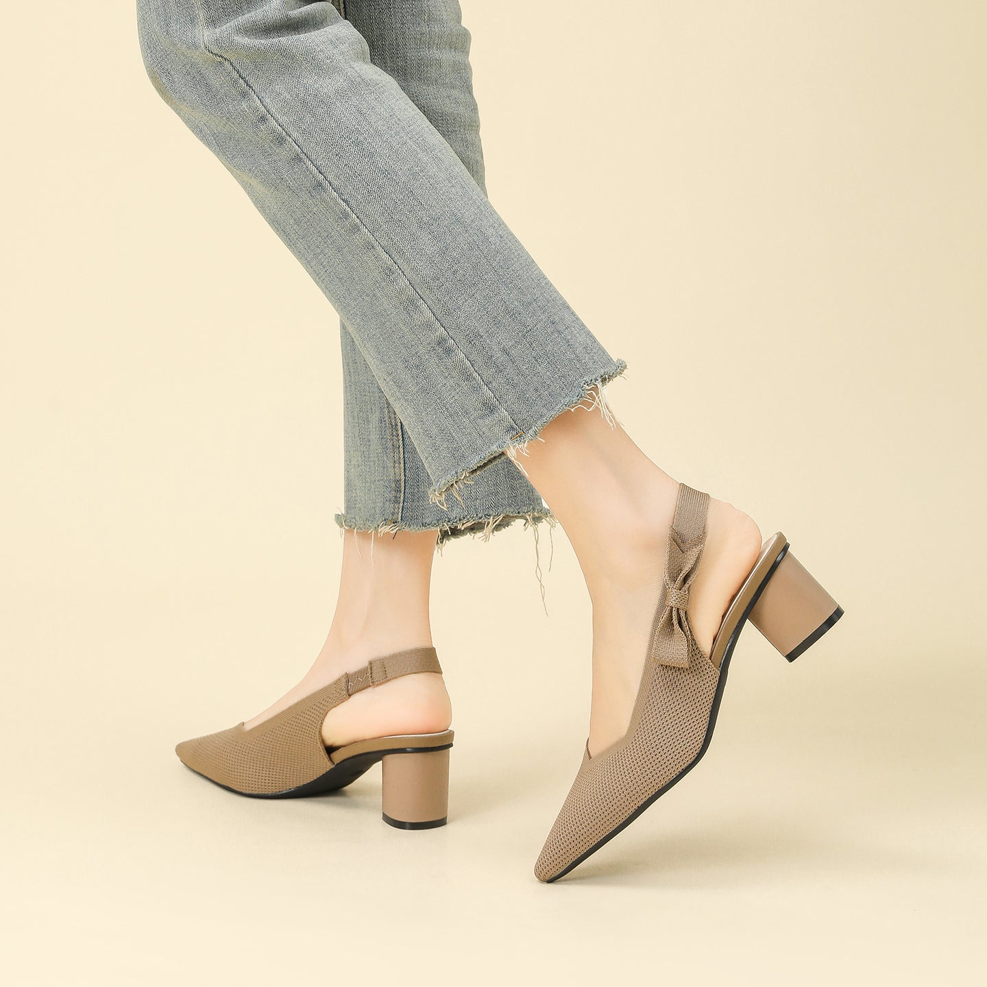 上品な尖頭デザインの後ろリボン付き太ヒールサンダル