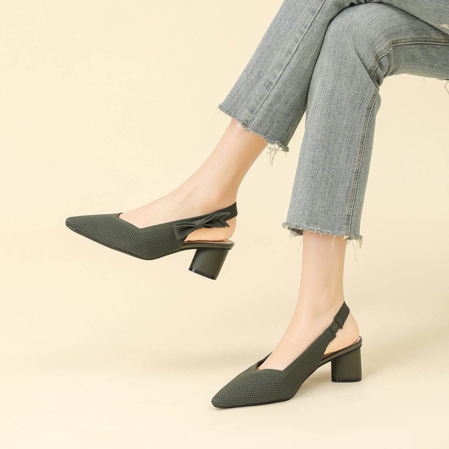 上品な尖頭デザインの後ろリボン付き太ヒールサンダル