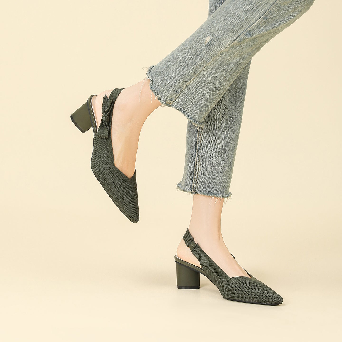 上品な尖頭デザインの後ろリボン付き太ヒールサンダル