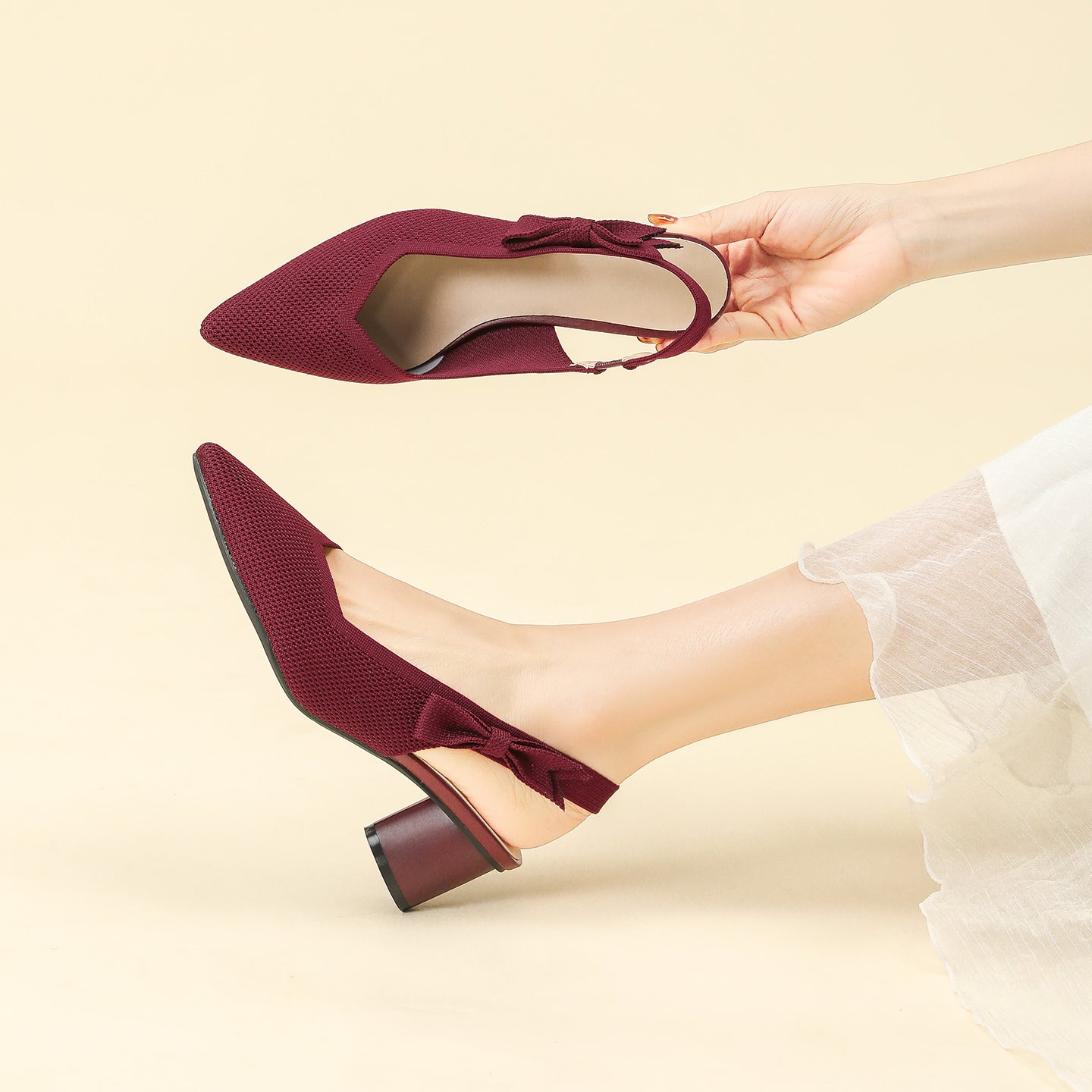 上品な尖頭デザインの後ろリボン付き太ヒールサンダル