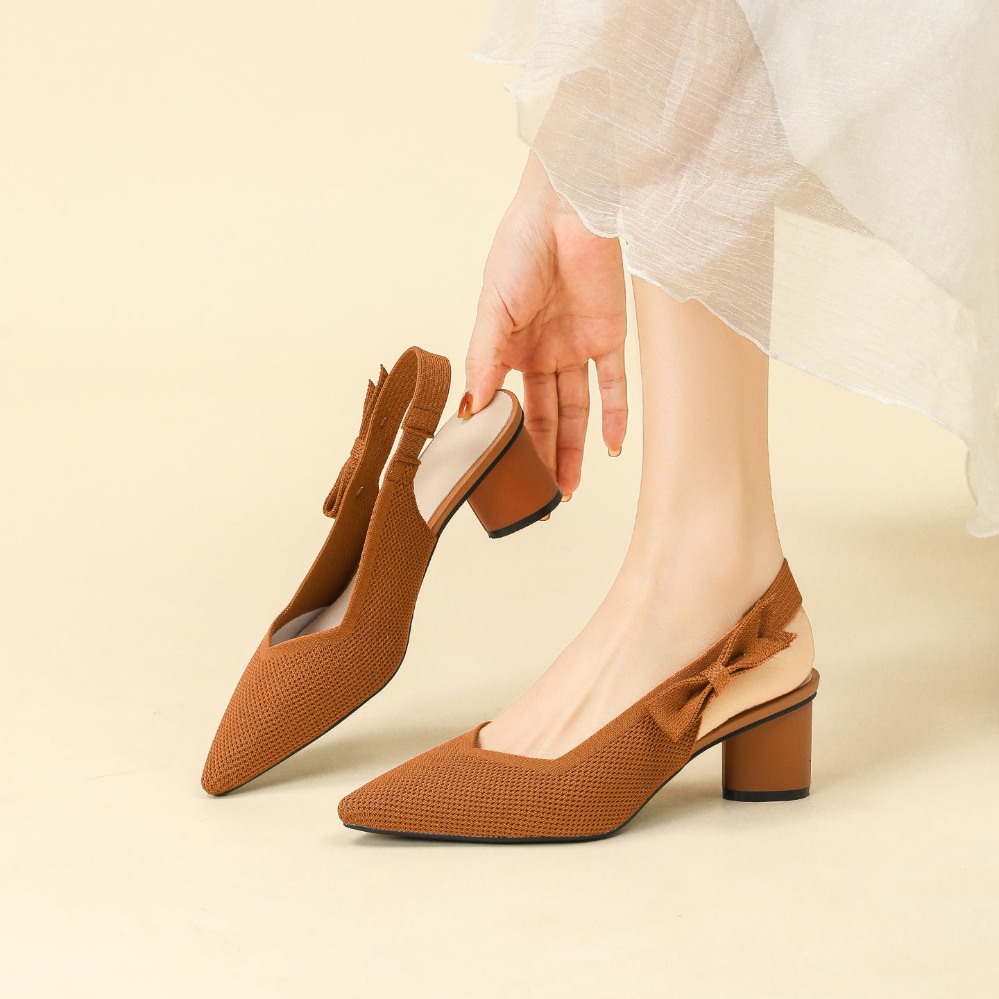 上品な尖頭デザインの後ろリボン付き太ヒールサンダル