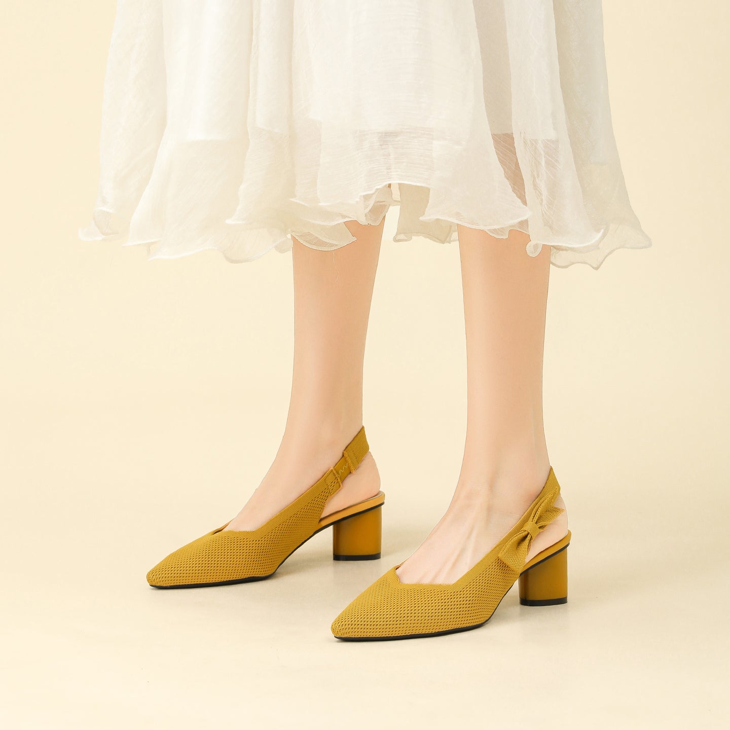 上品な尖頭デザインの後ろリボン付き太ヒールサンダル