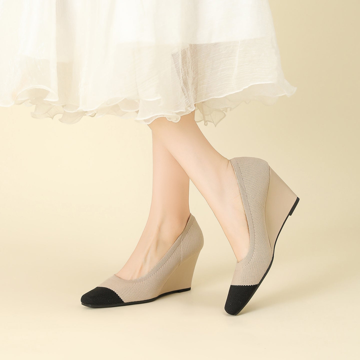 8cmウェッジヒールのストレッチニットパンプス