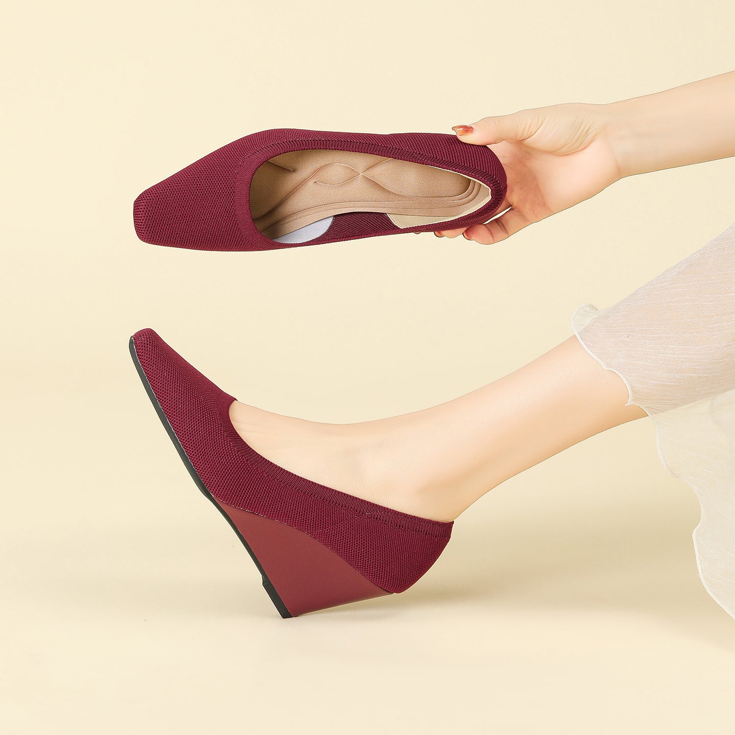 8cmウェッジヒールのストレッチニットパンプス