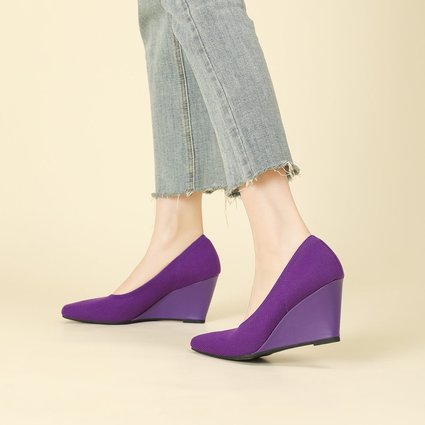 8cmウェッジヒールのストレッチニットパンプス