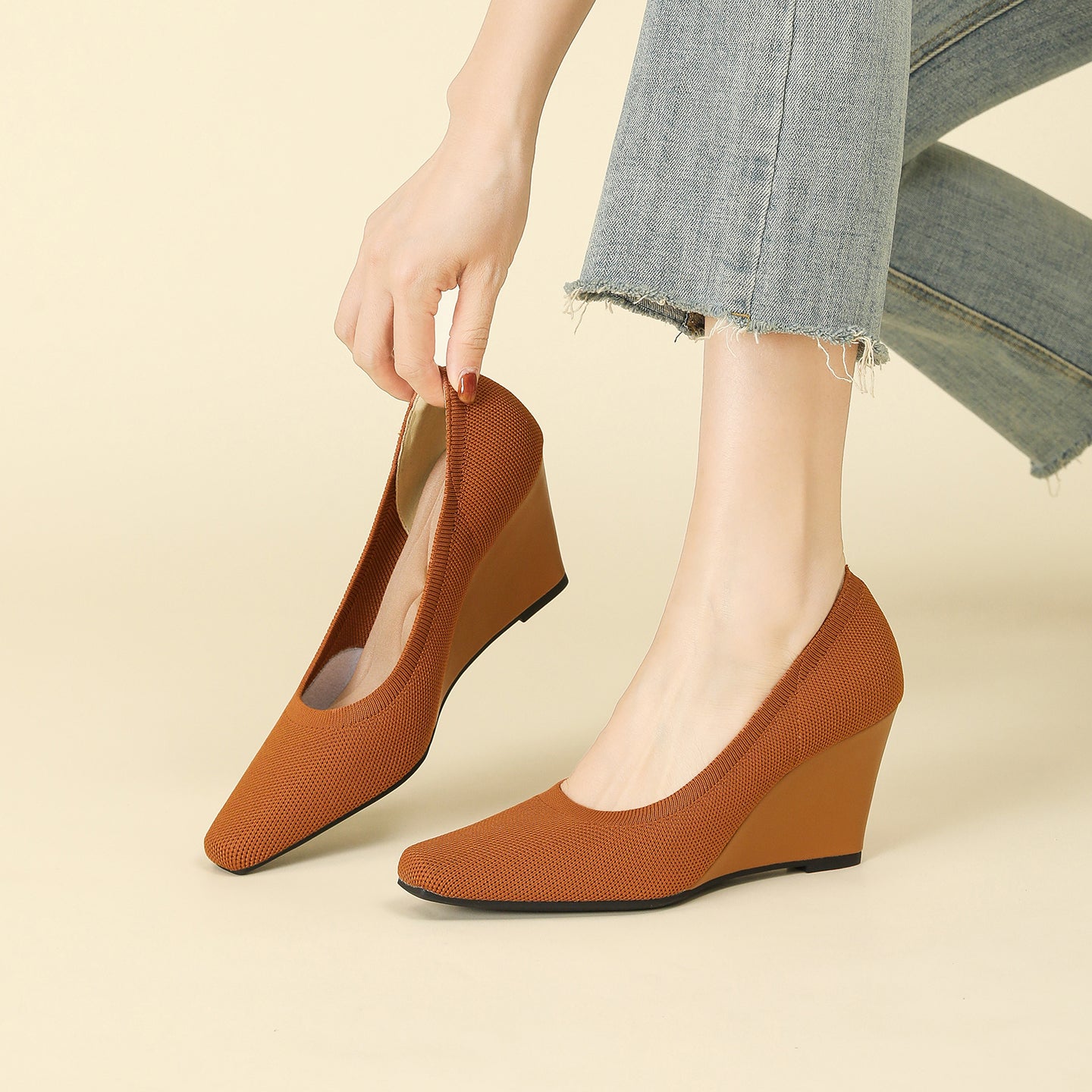 8cmウェッジヒールのストレッチニットパンプス