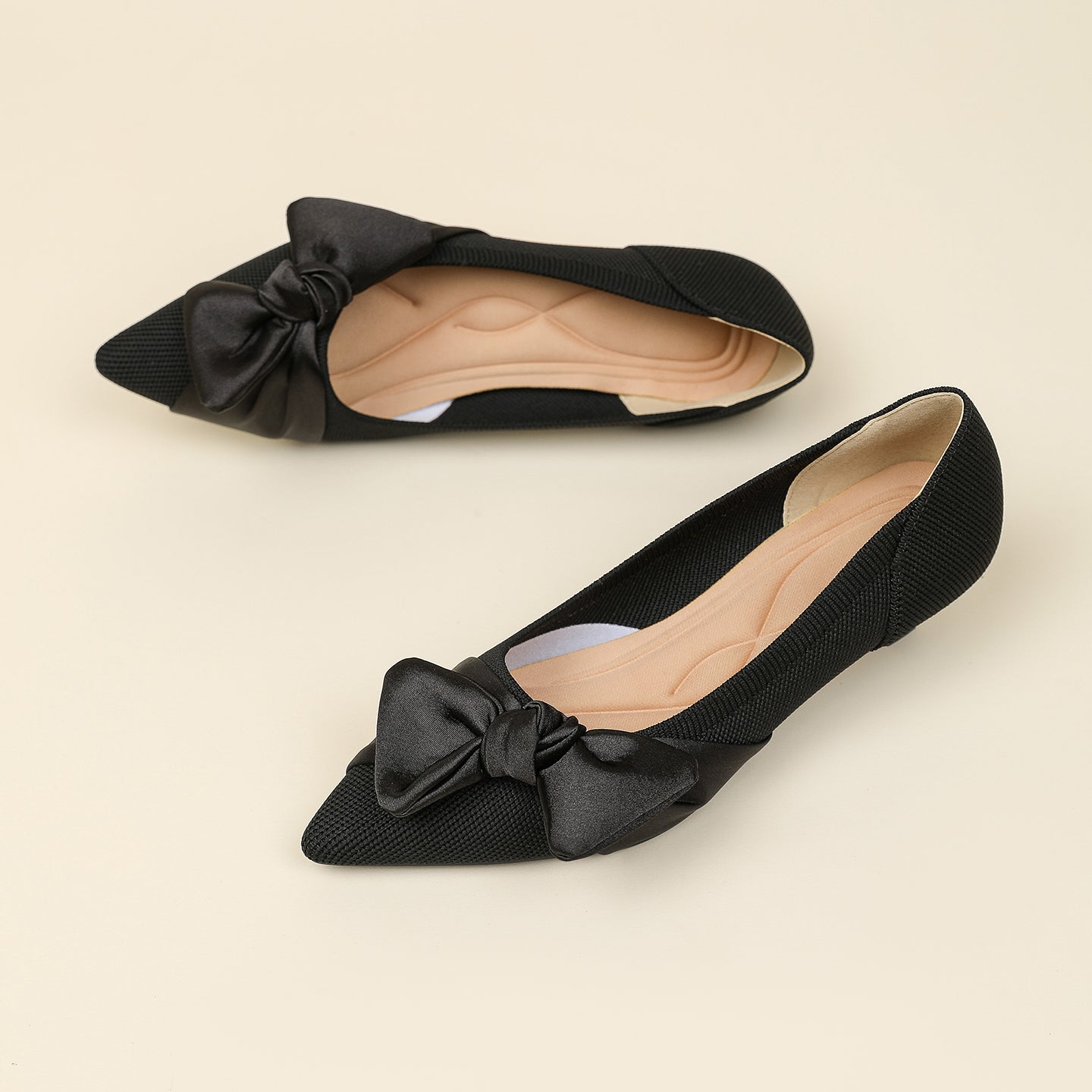 尖頭リボン付きキャットヒールシューズ