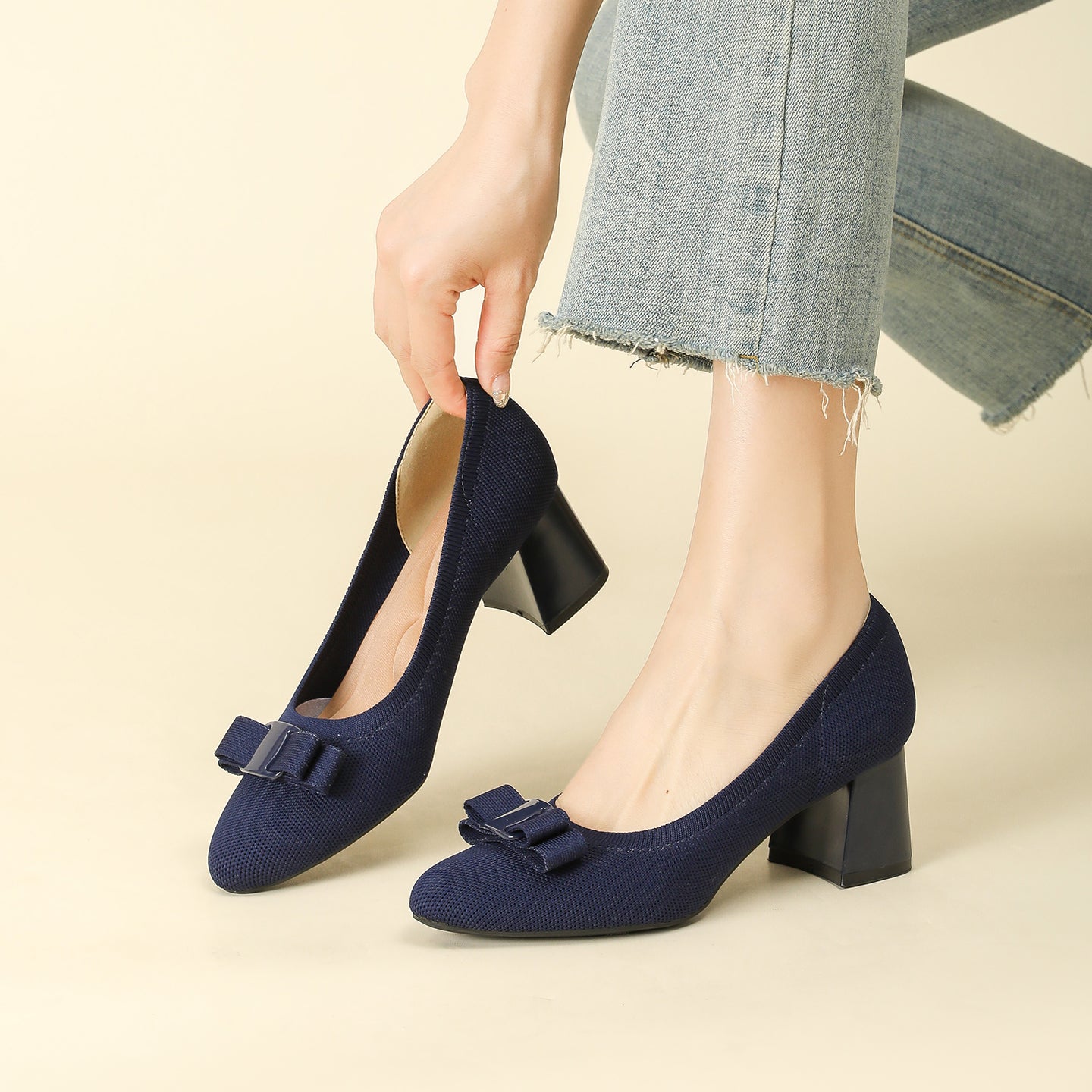 リボン付きチャンキーヒールパンプス