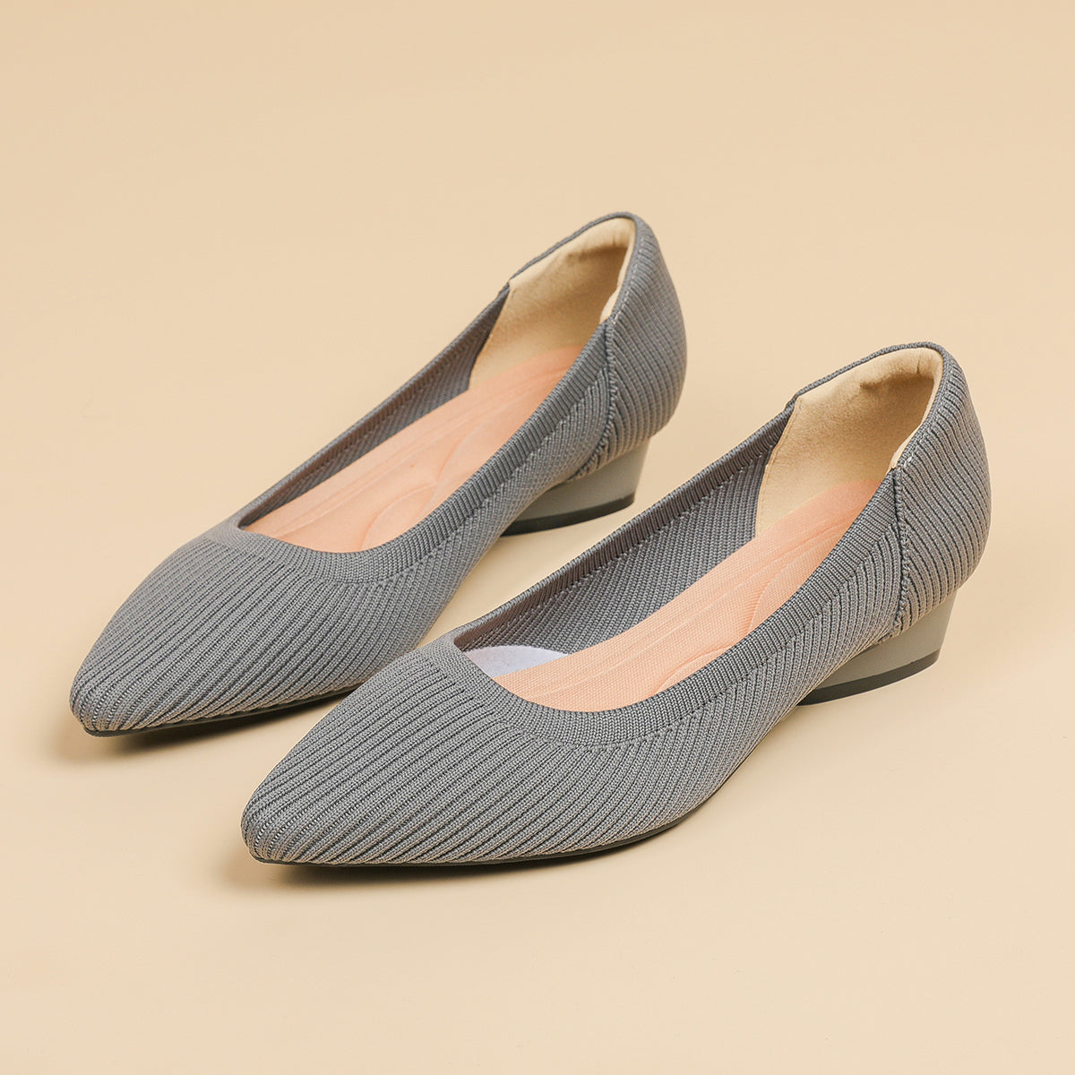尖ったトゥの浅口ローヒールパンプス（中ヒール3cm）